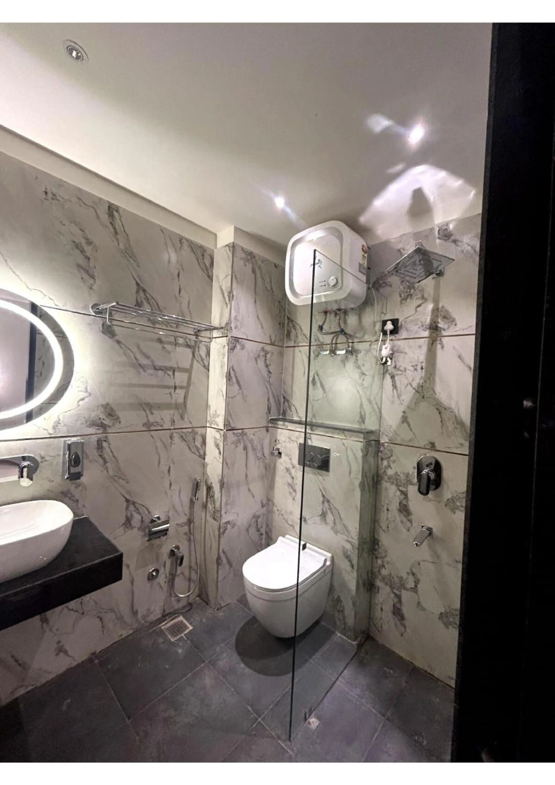 Toilet in Hotel Majestic Grand By MNG Rooms