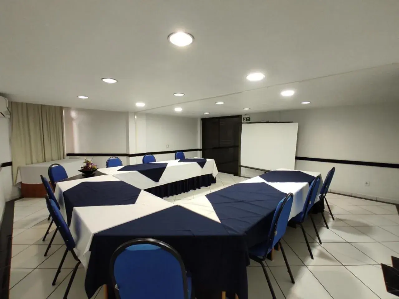 Meeting/conference room, Bed in Harbor Querência Hotel Meeting/conference room, Bed in Harbor Querência Hotel