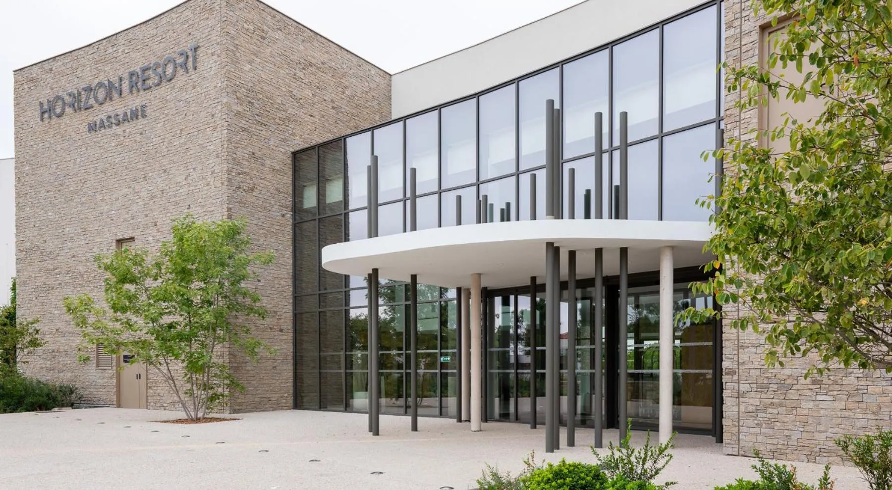 Facade/entrance in Hôtel Horizon Resort Massane & Spa