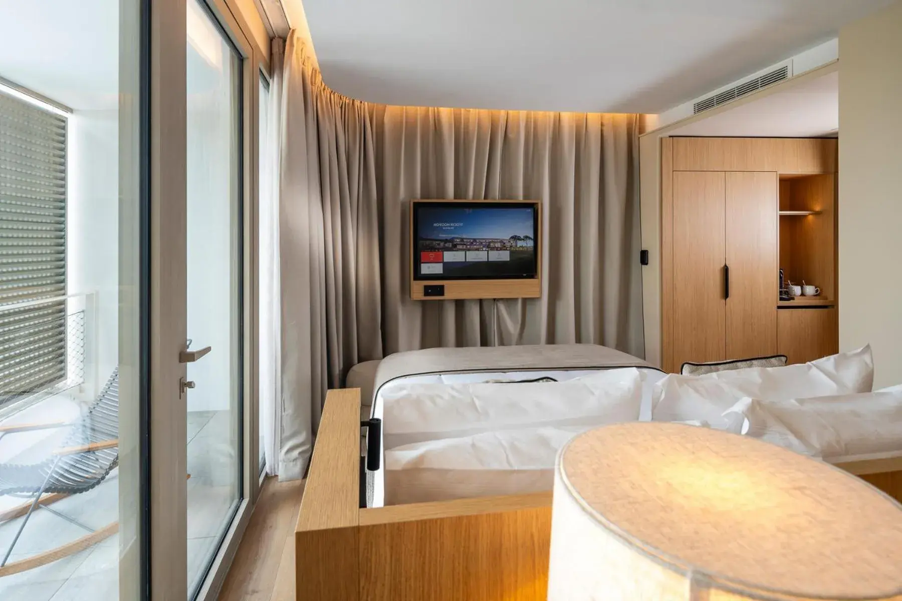 TV and multimedia, Bed in Hôtel Horizon Resort Massane & Spa TV and multimedia, Bed in Hôtel Horizon Resort Massane & Spa