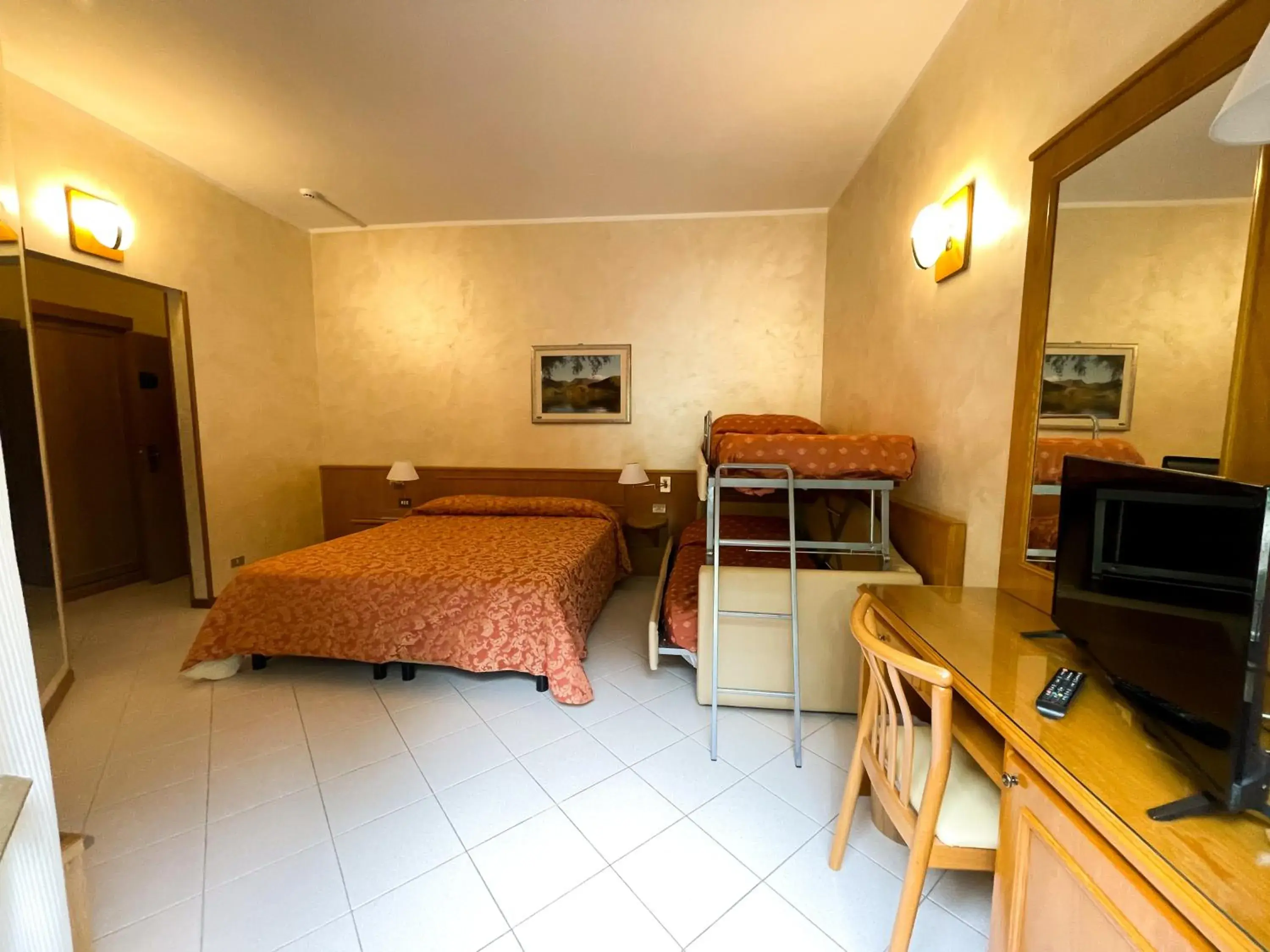 Quadruple Room in Hotel Garni del Lago Quadruple Room in Hotel Garni del Lago