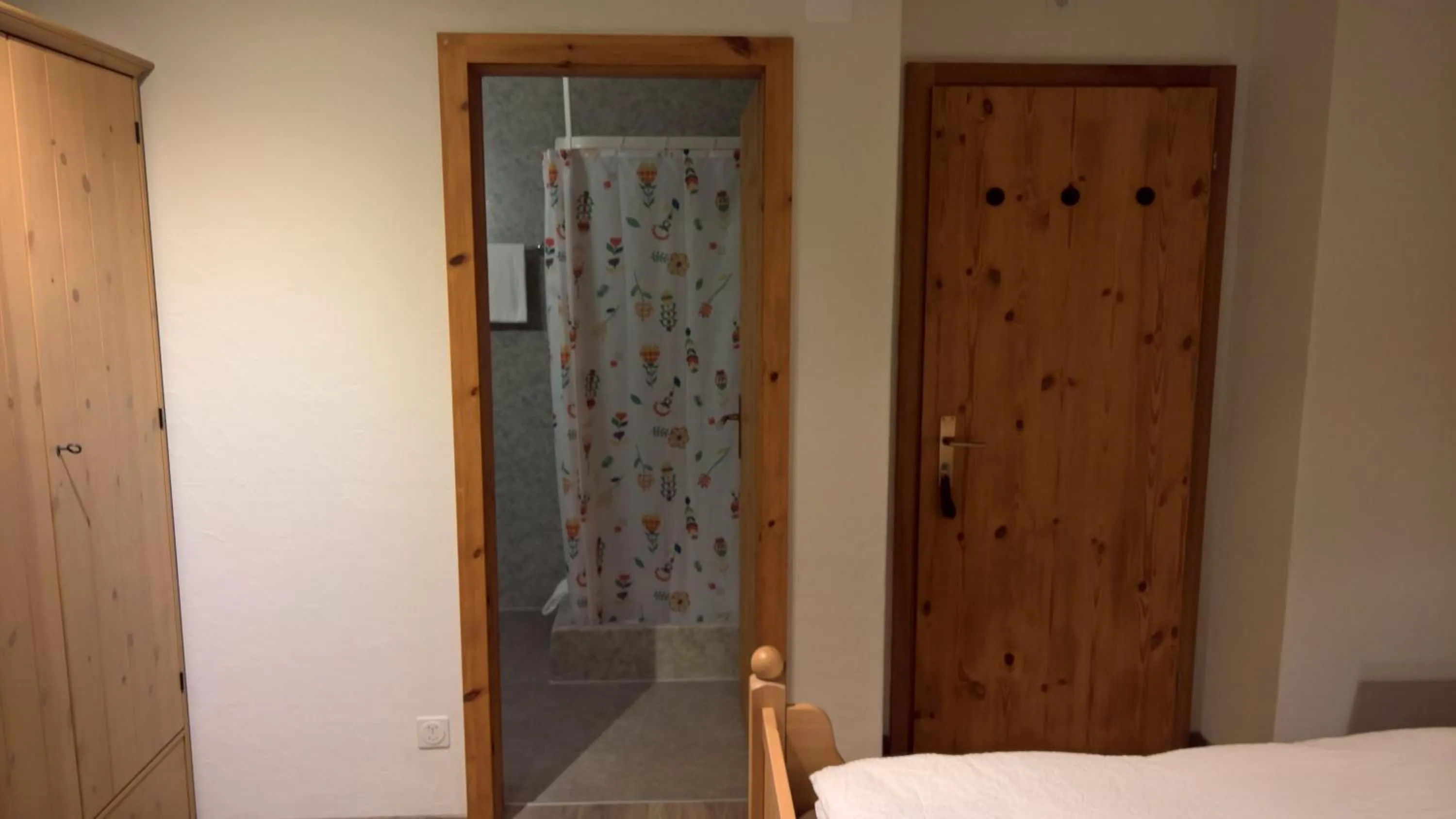 Photo of the whole room in B&B Chasa Arfusch