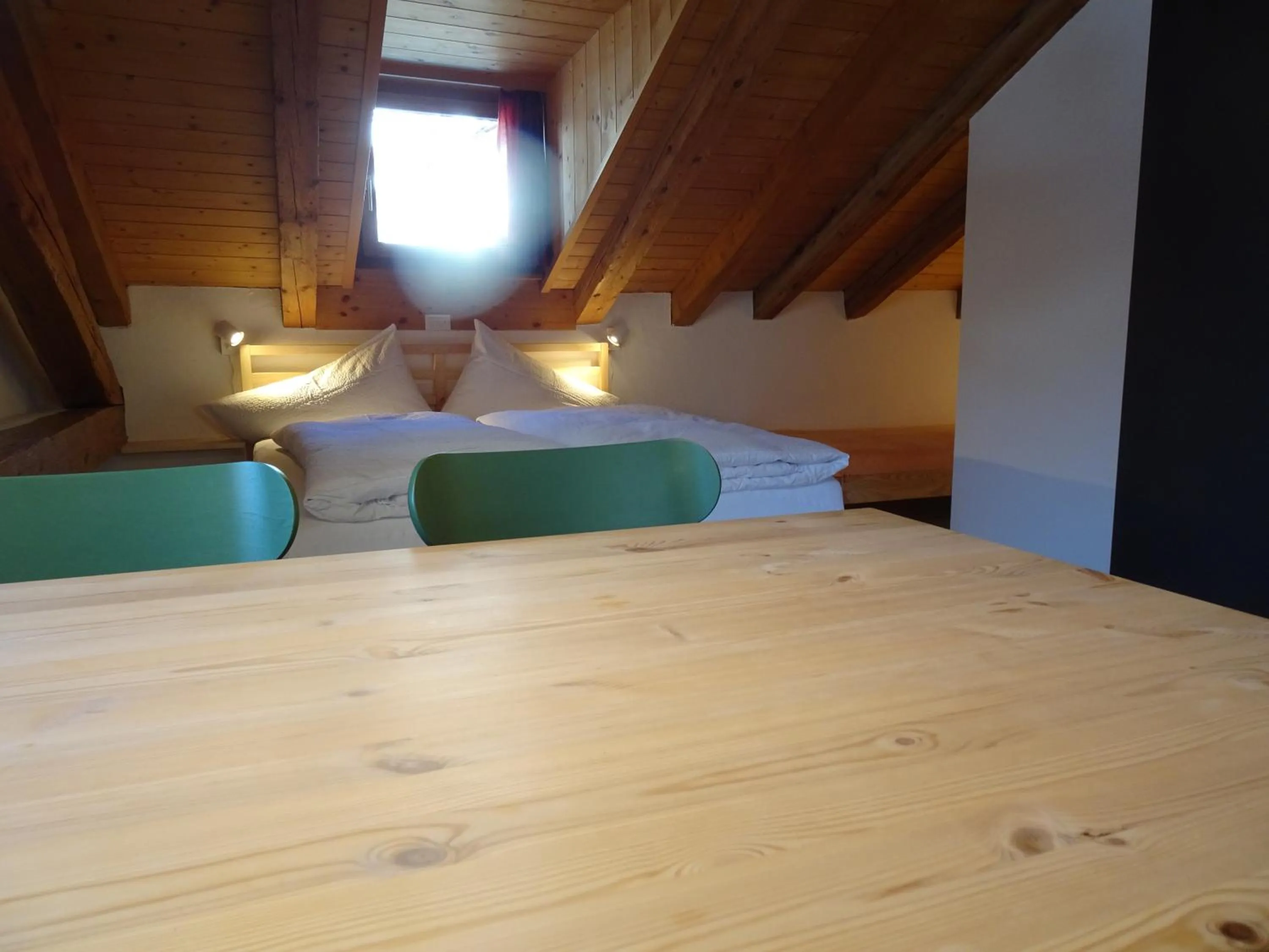 Dining area, Bed in B&B Chasa Arfusch