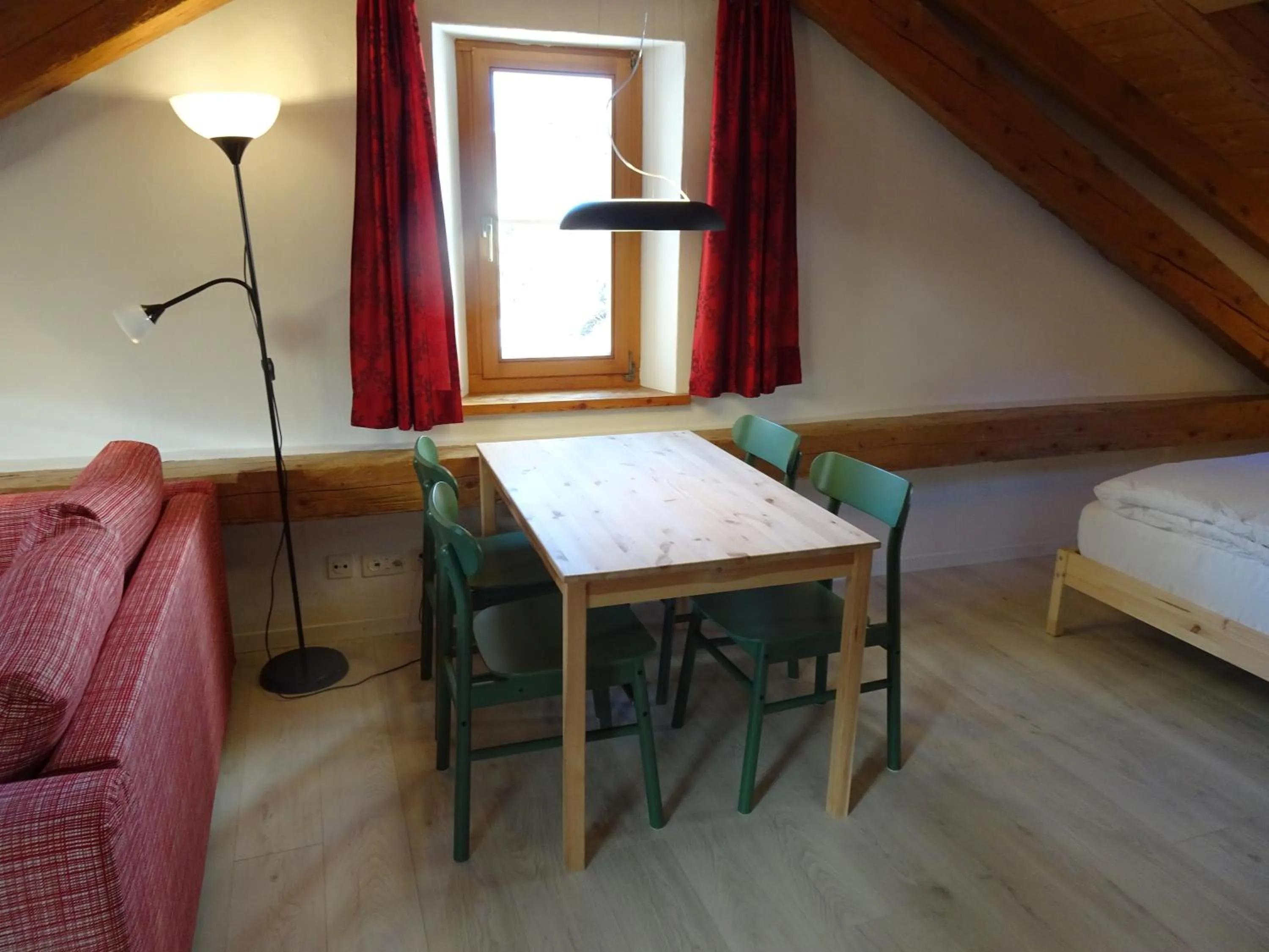 Seating area, Bed in B&B Chasa Arfusch