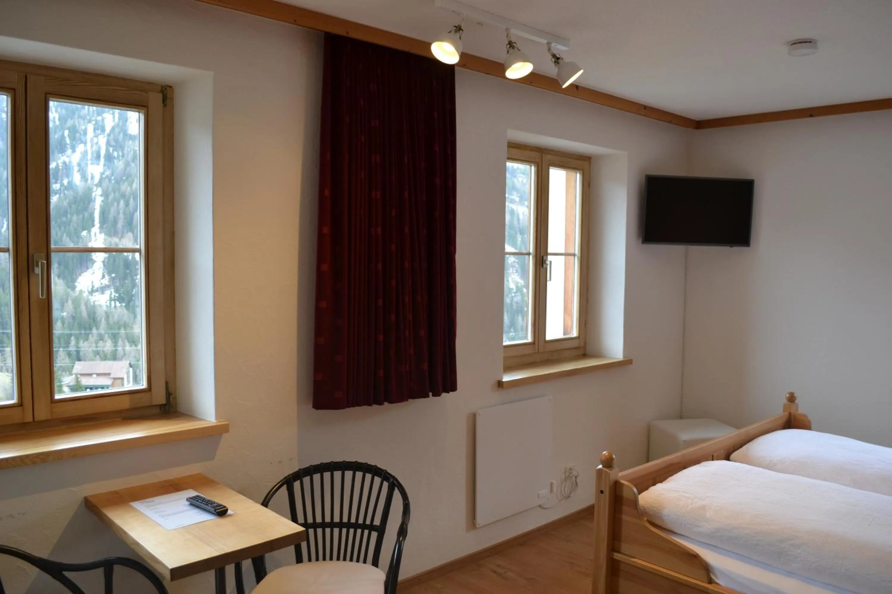 Photo of the whole room, Bed in B&B Chasa Arfusch