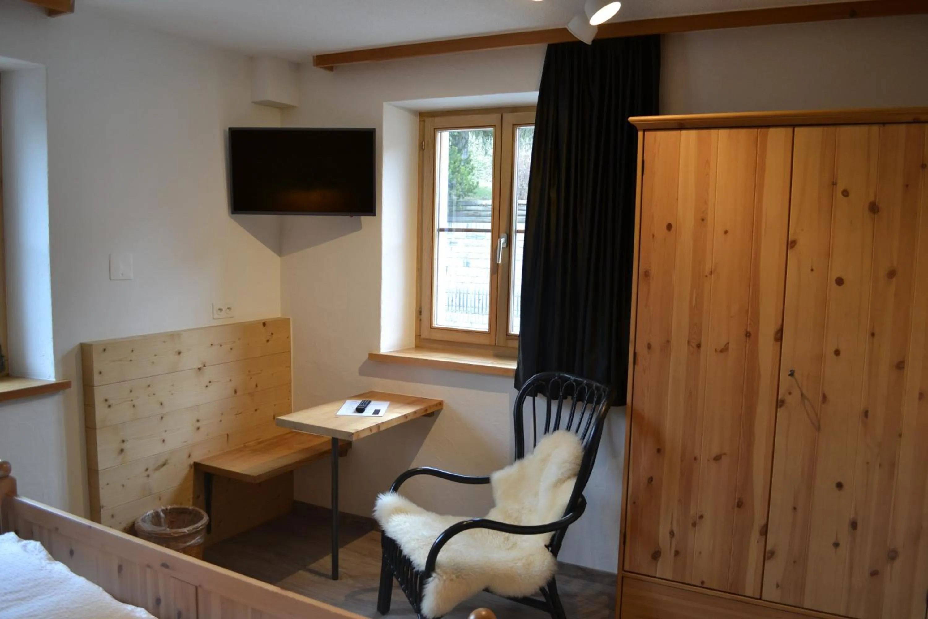 Photo of the whole room in B&B Chasa Arfusch