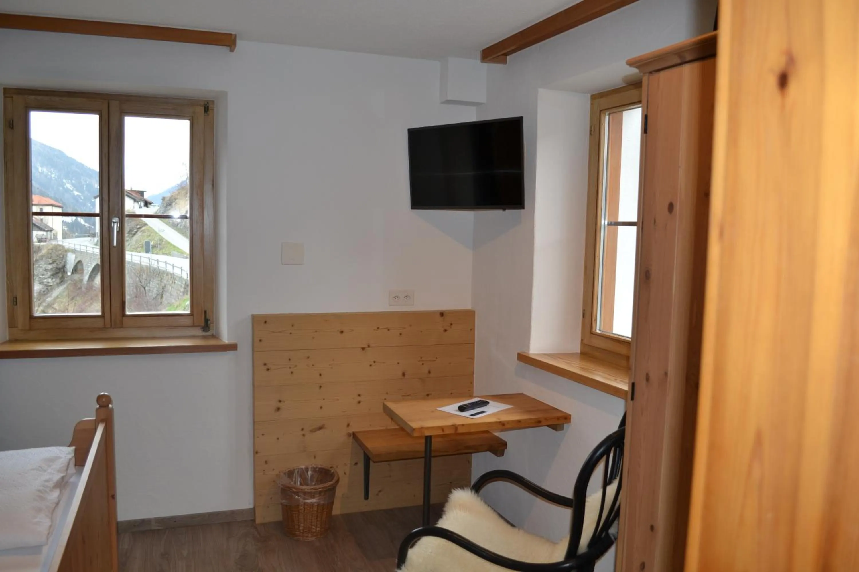 Photo of the whole room in B&B Chasa Arfusch