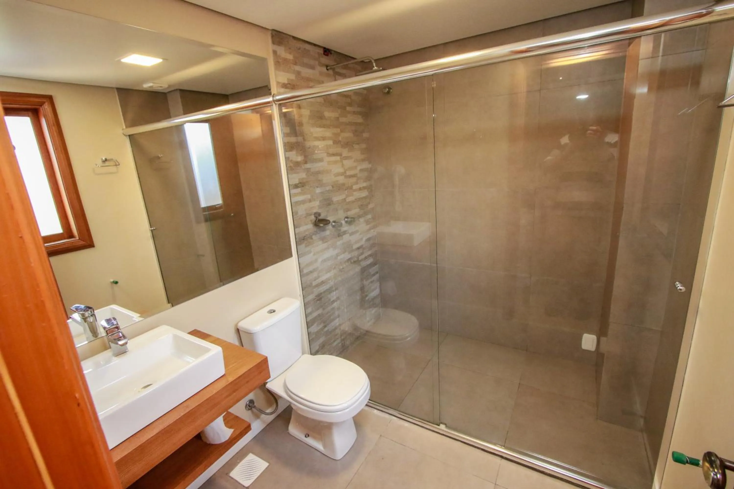 Shower in Pousada Caminho dos Plátanos