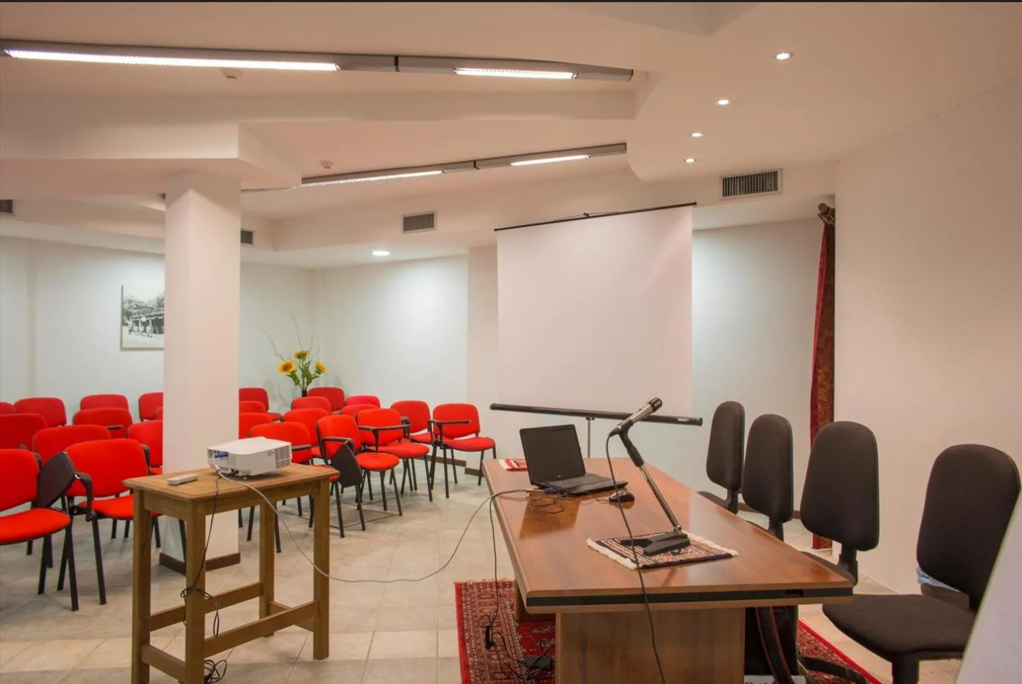 Business facilities in Al Brunello