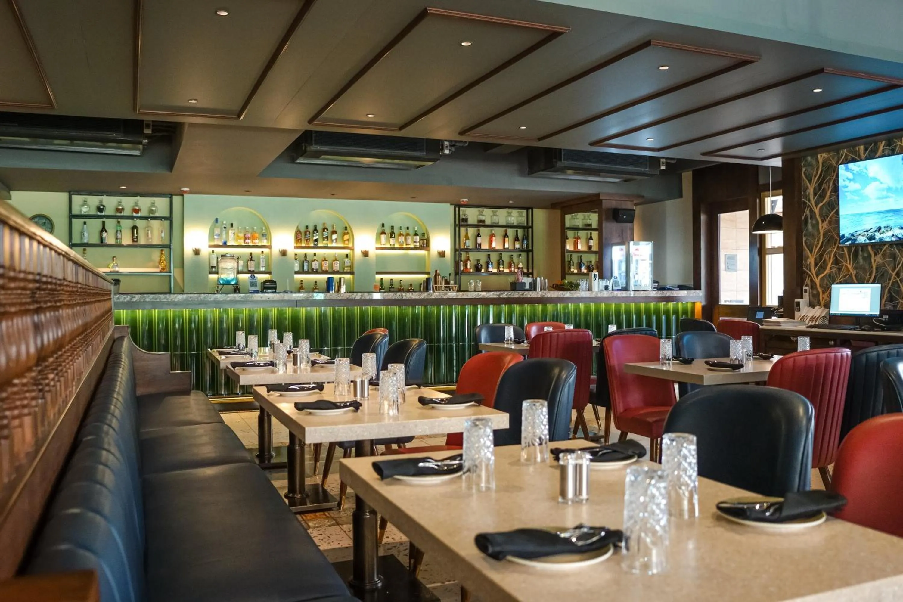 Restaurant/places to eat in InstaFeel Hotel