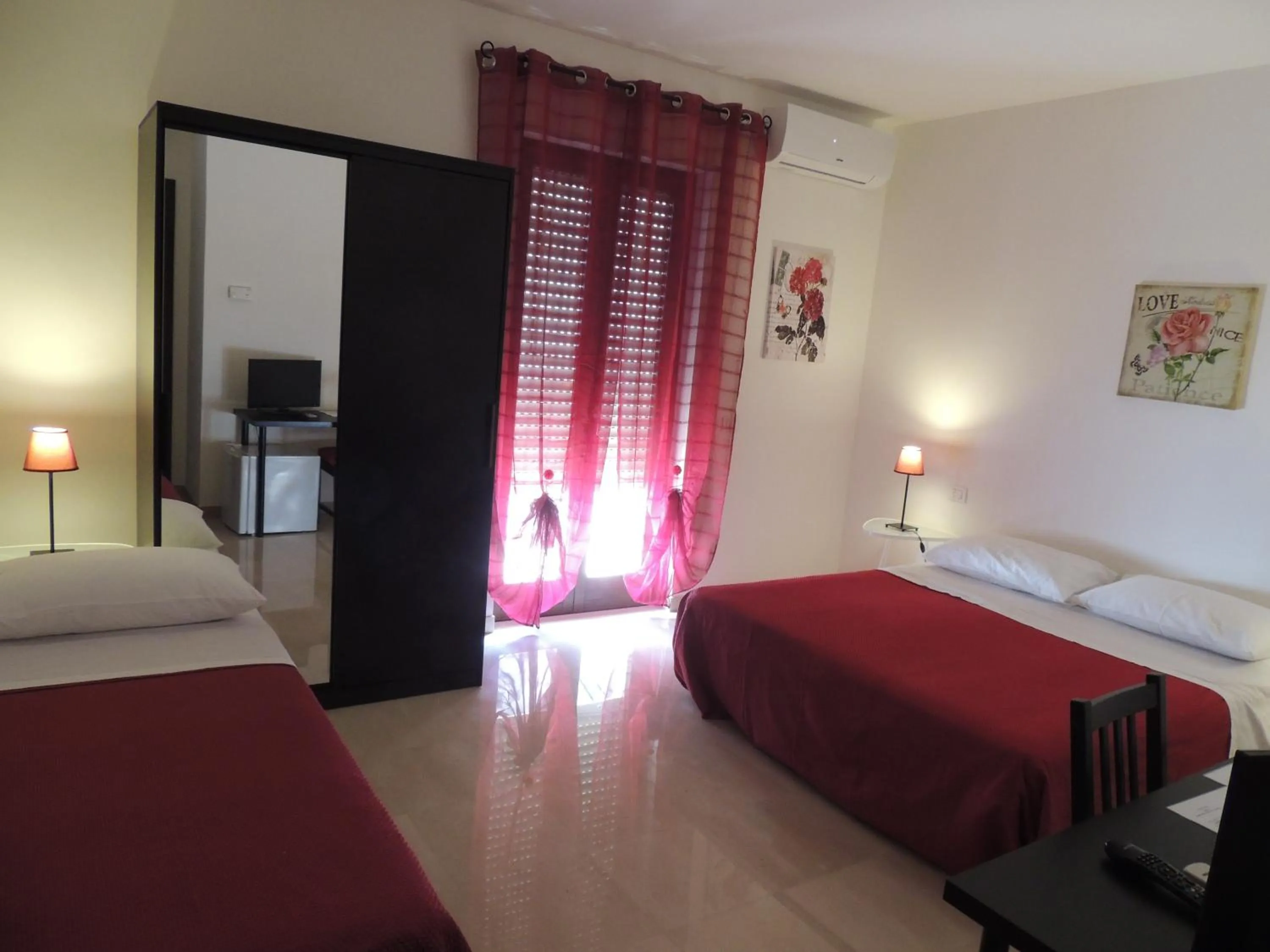 Quadruple Room with Private Bathroom in Domus Taranto unica sede
