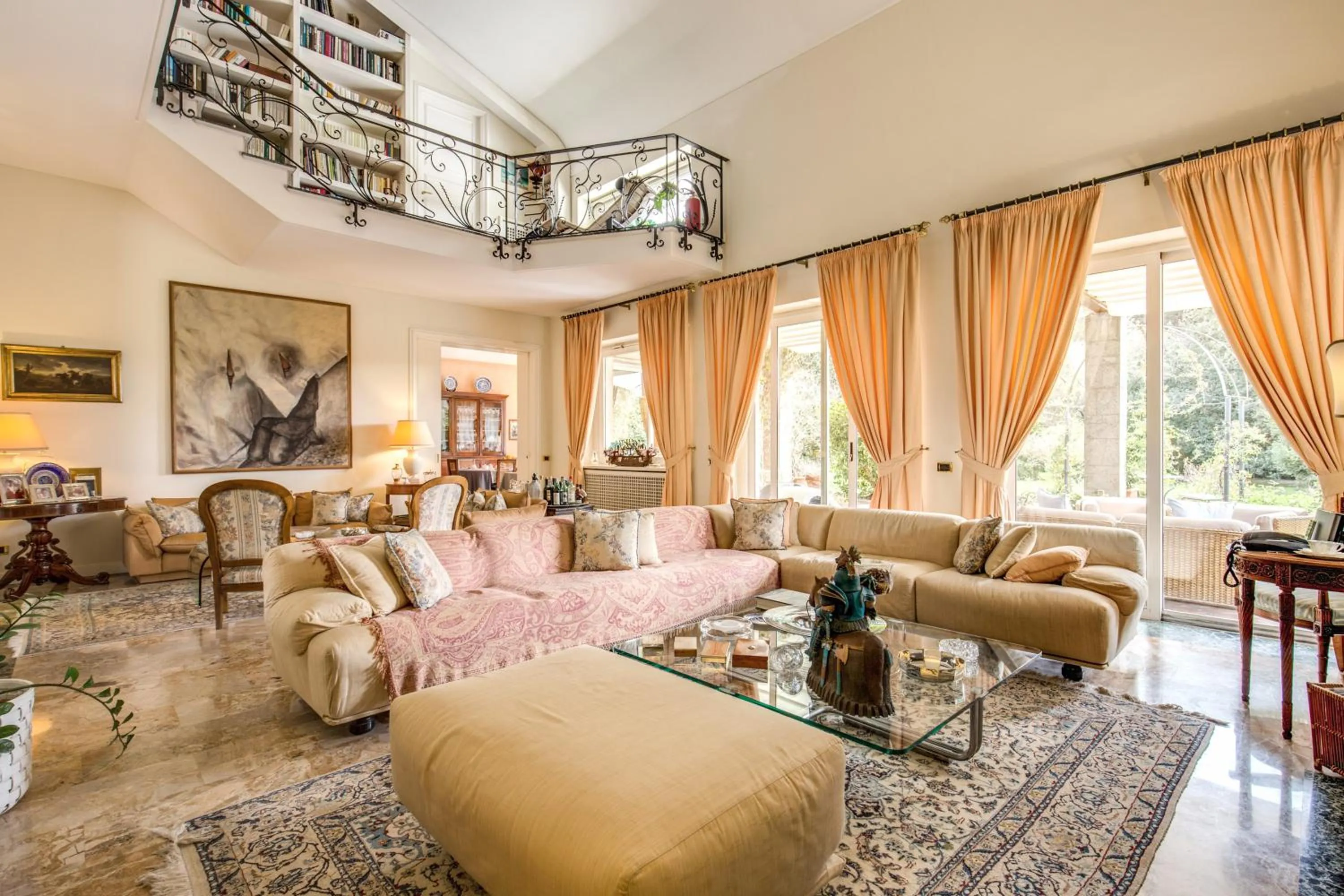 Lounge or bar in La Gaura Guest House