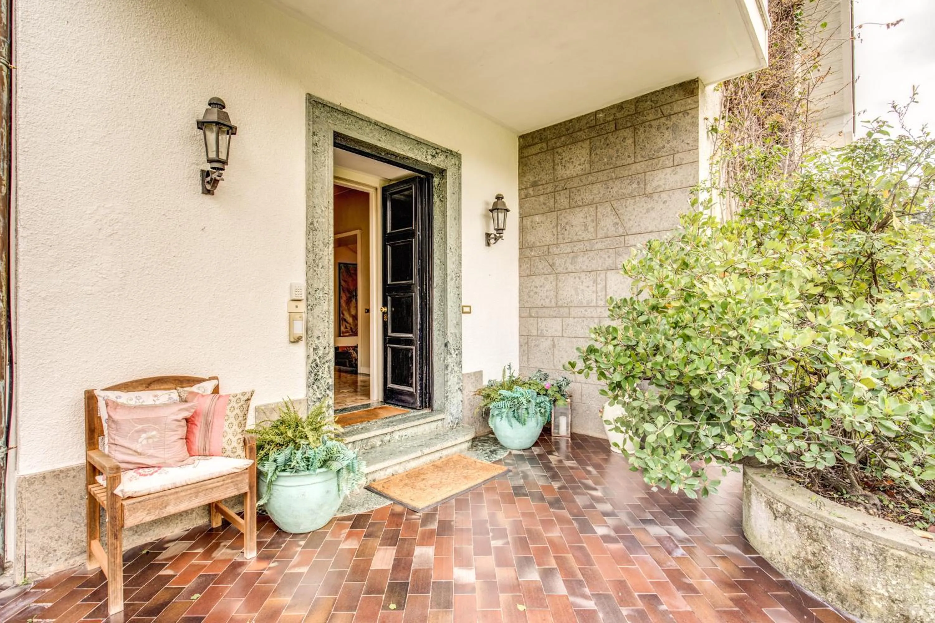 Facade/entrance in La Gaura Guest House