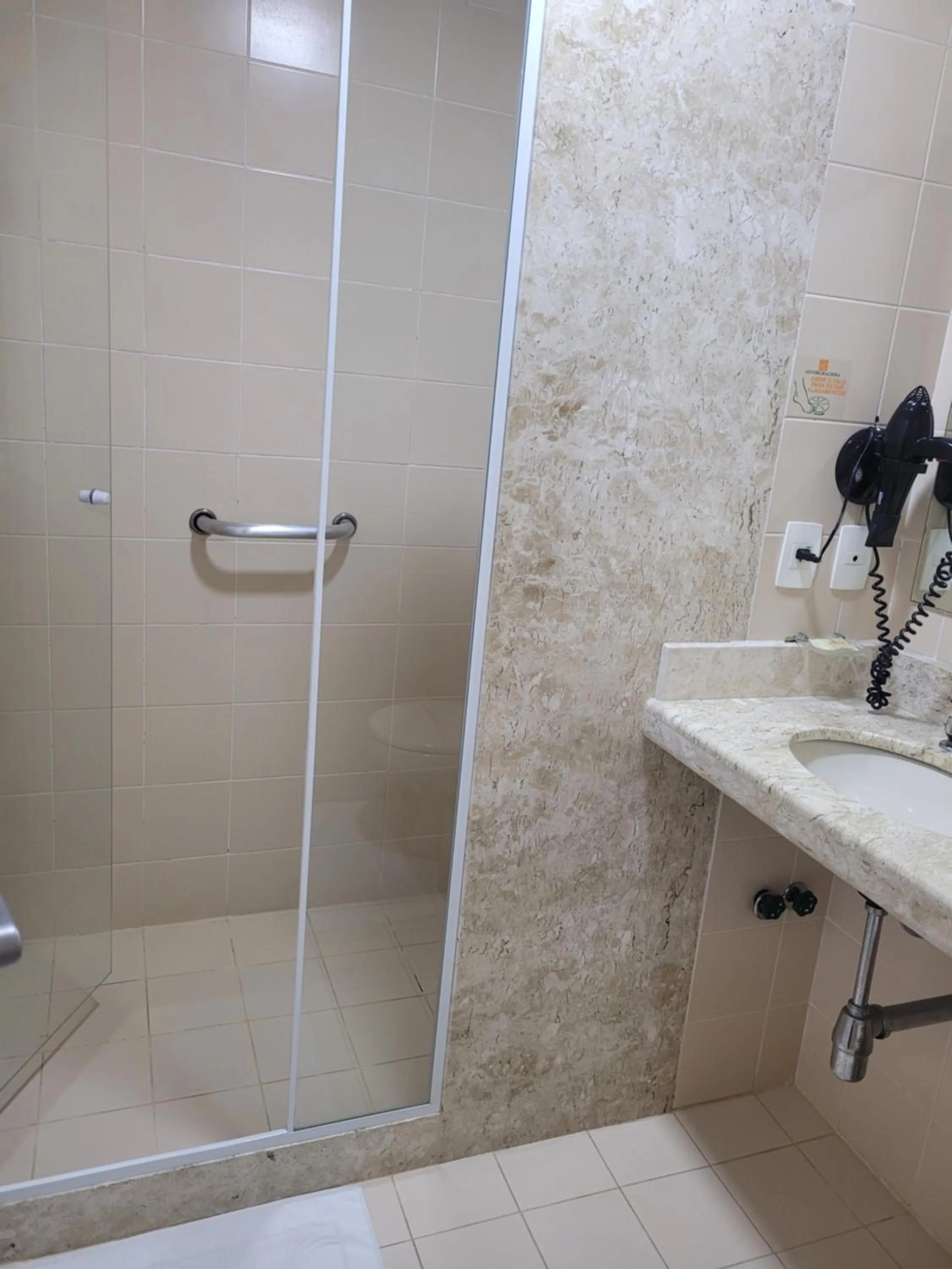 Bathroom in Harbor Self Graciosa Hotel