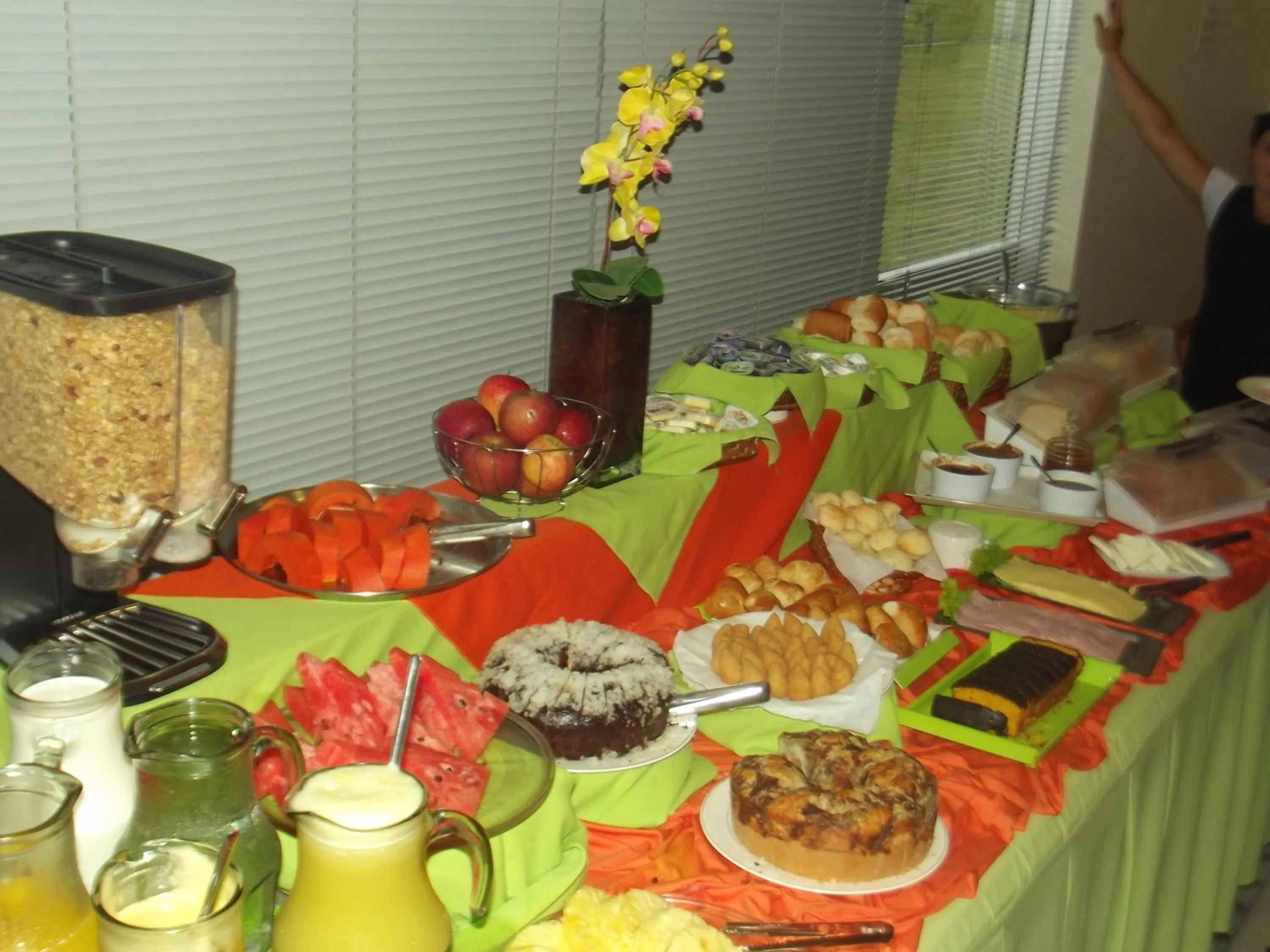 Restaurant/places to eat in Harbor Self Graciosa Hotel