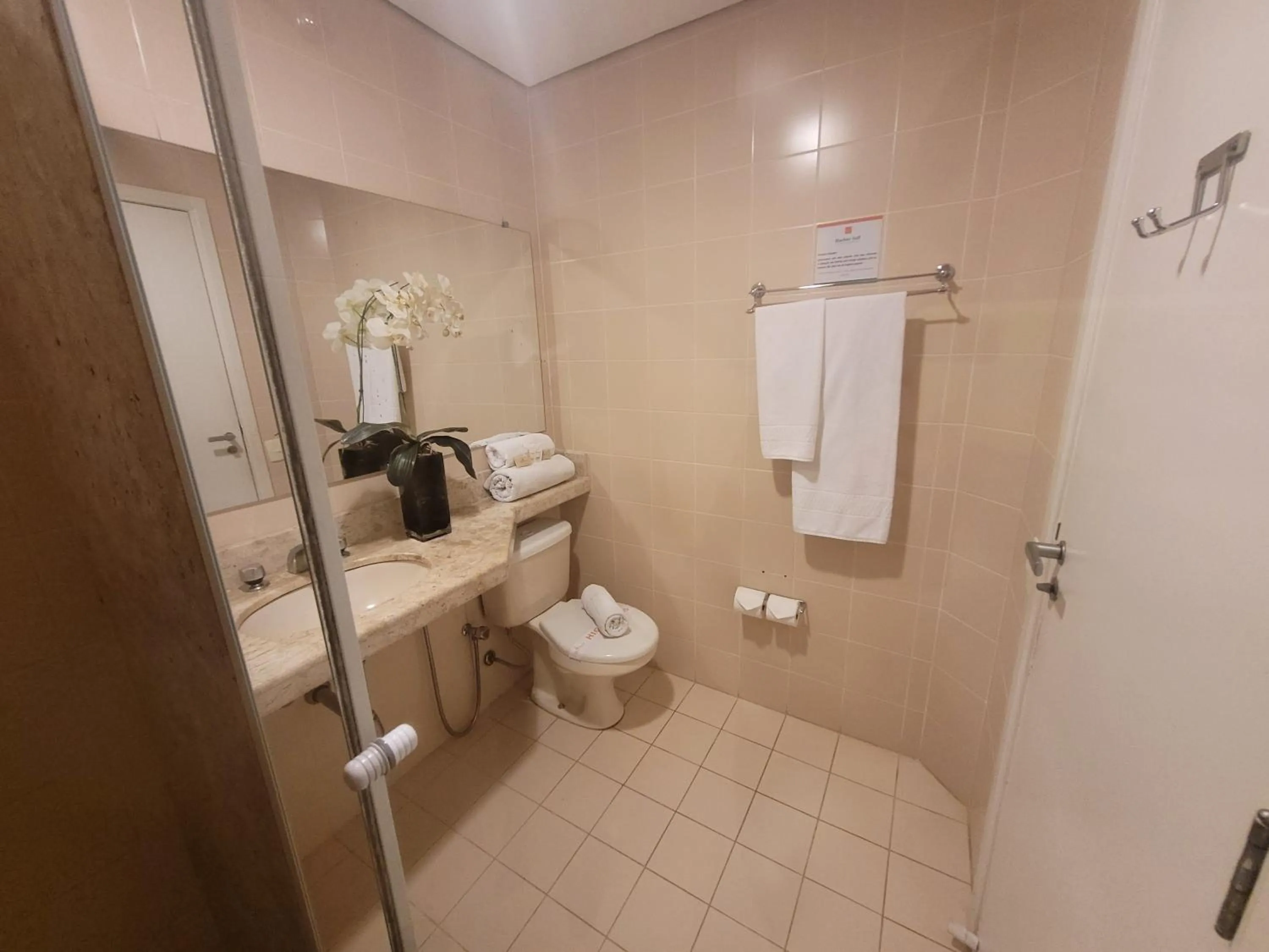 Bathroom in Harbor Self Graciosa Hotel