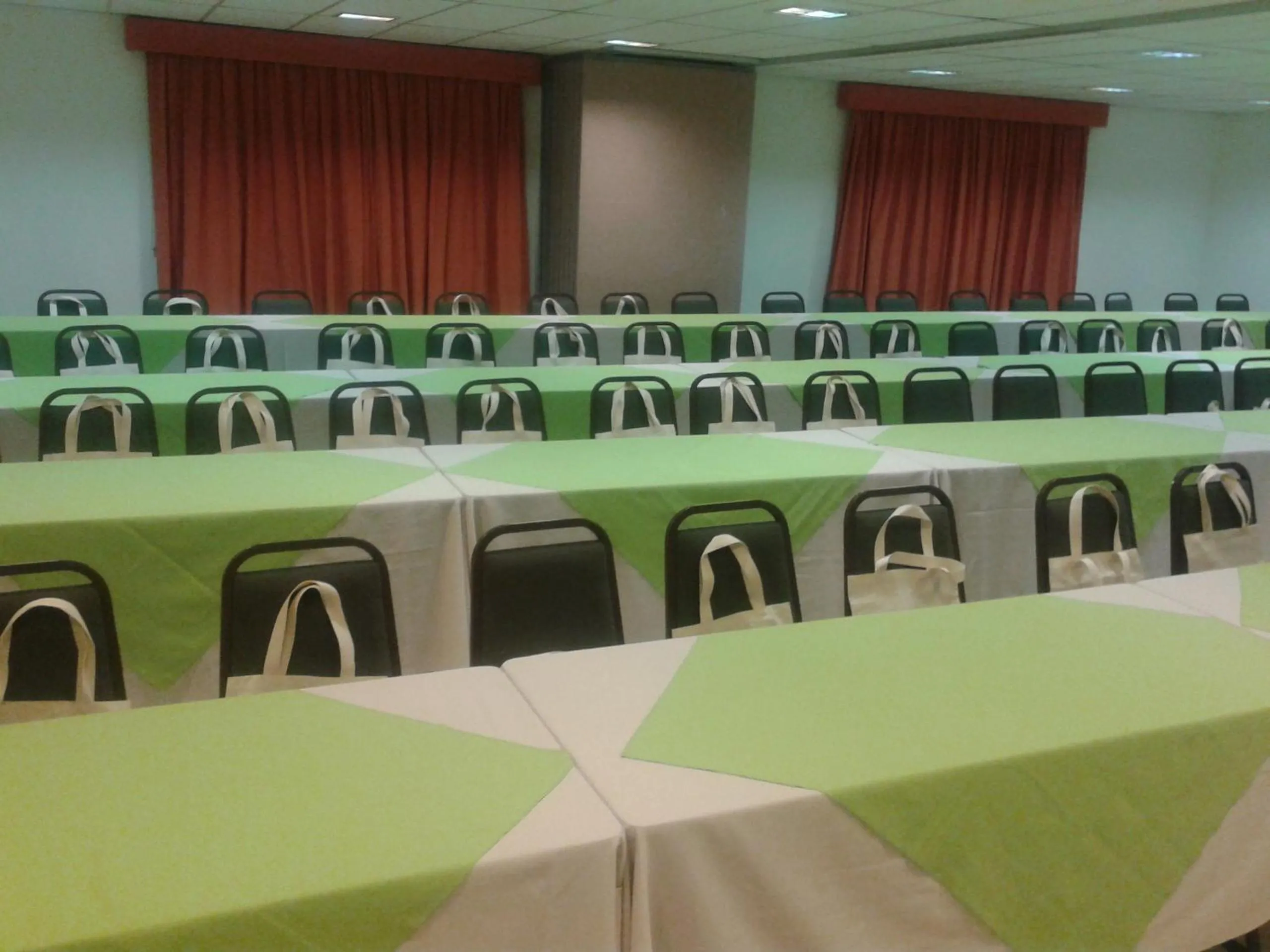 Business facilities in Harbor Self Graciosa Hotel
