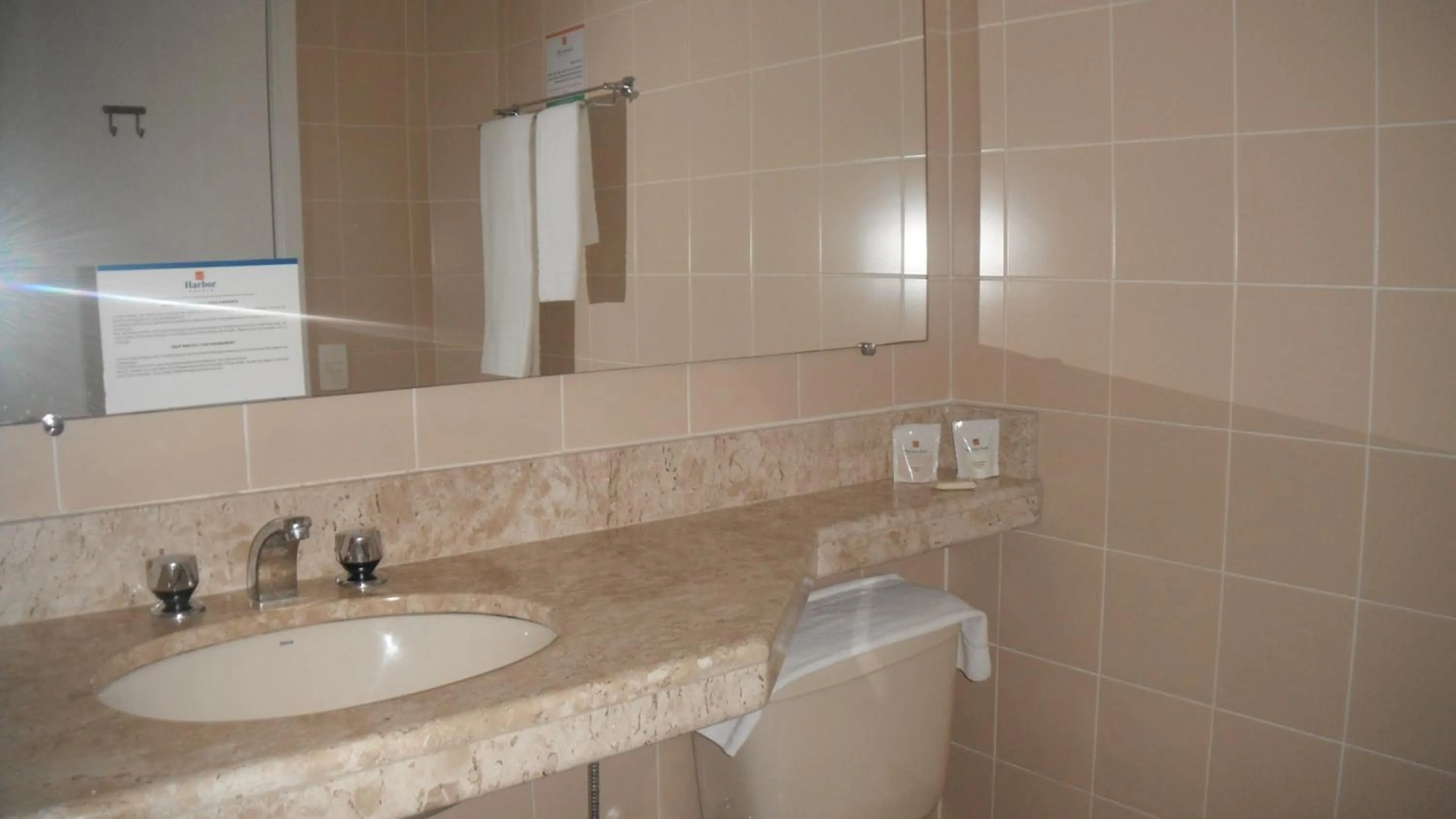 Bathroom in Harbor Self Graciosa Hotel