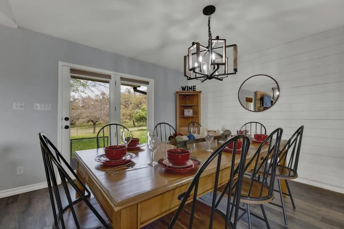 Dining area in Starlight Meadows 3 mi to Downtown w/hot tub