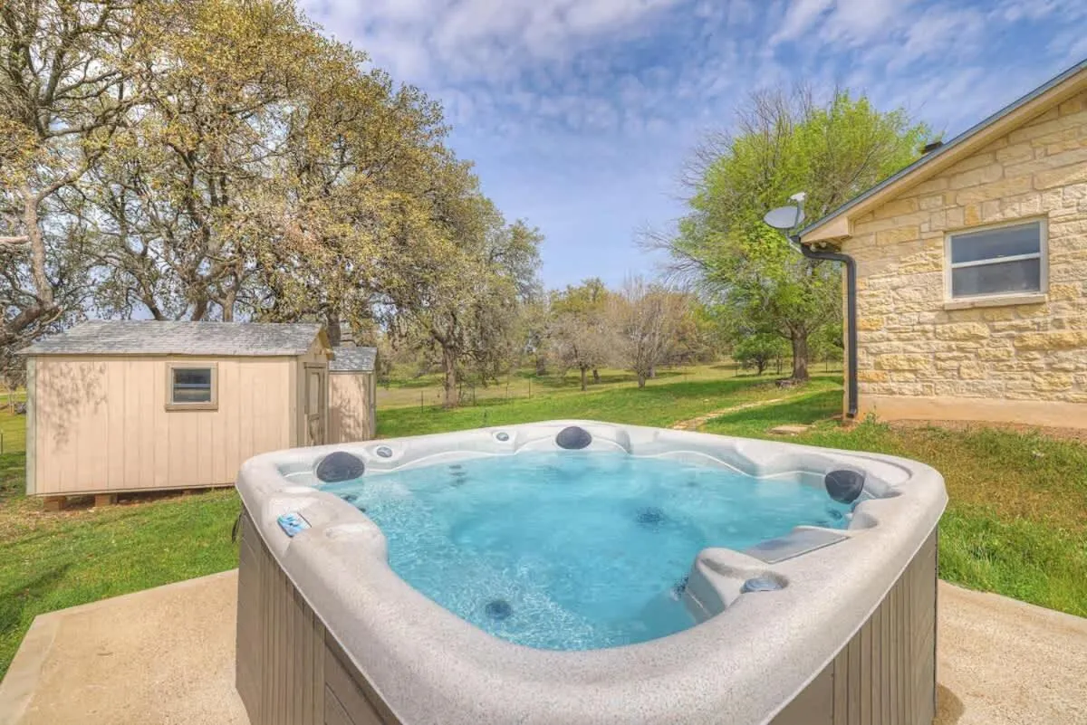 Swimming pool in Starlight Meadows 3 mi to Downtown w/hot tub