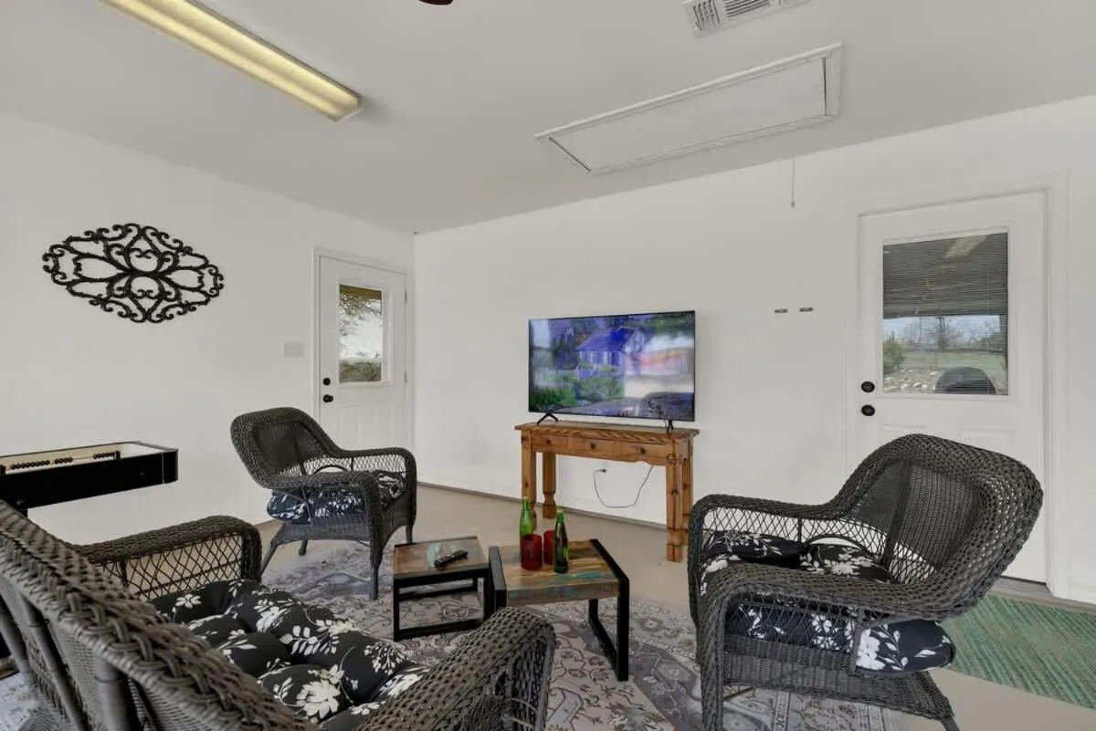 Living room in Starlight Meadows 3 mi to Downtown w/hot tub