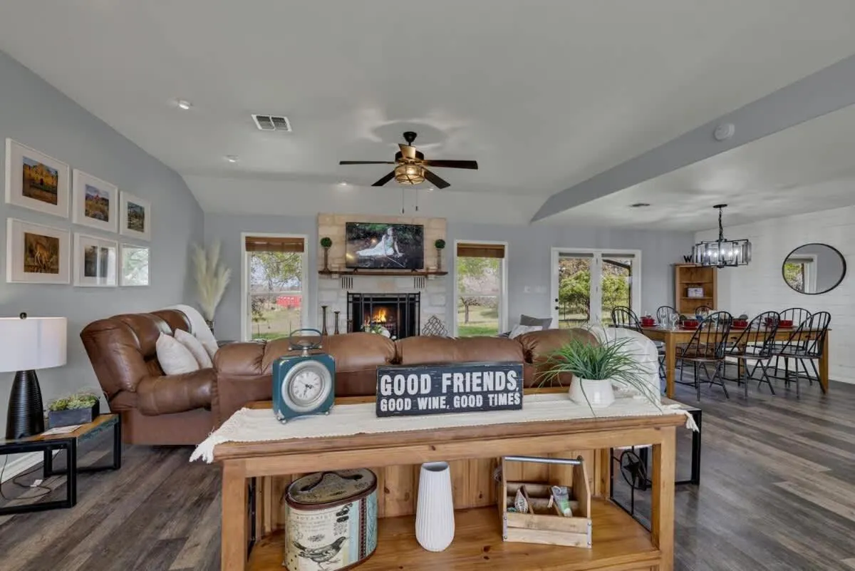 Living room in Starlight Meadows 3 mi to Downtown w/hot tub