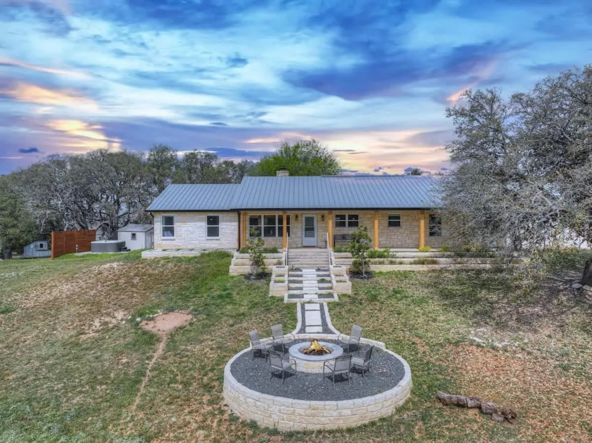Property building in Starlight Meadows 3 mi to Downtown w/hot tub