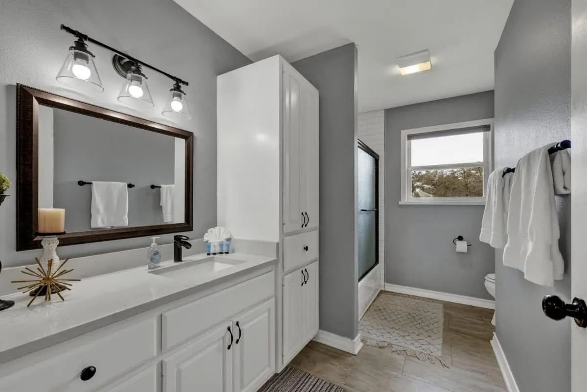 Bathroom in Starlight Meadows 3 mi to Downtown w/hot tub