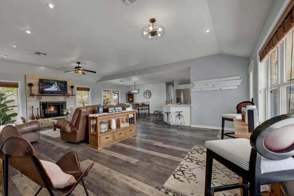 Living room in Starlight Meadows 3 mi to Downtown w/hot tub