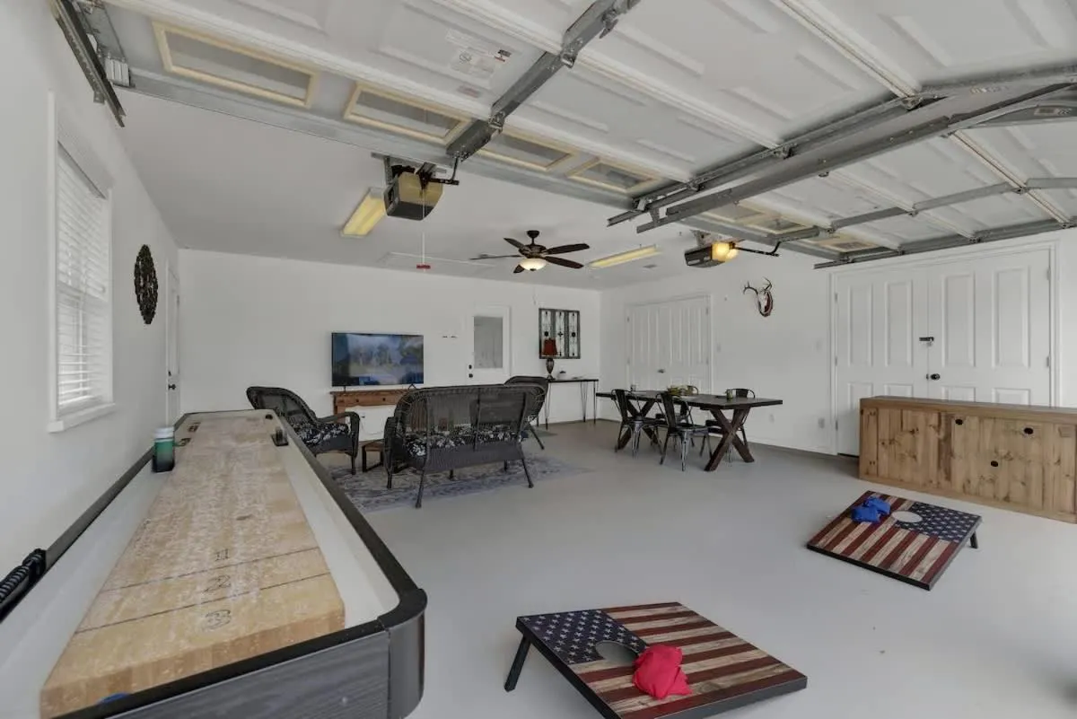 Property building in Starlight Meadows 3 mi to Downtown w/hot tub