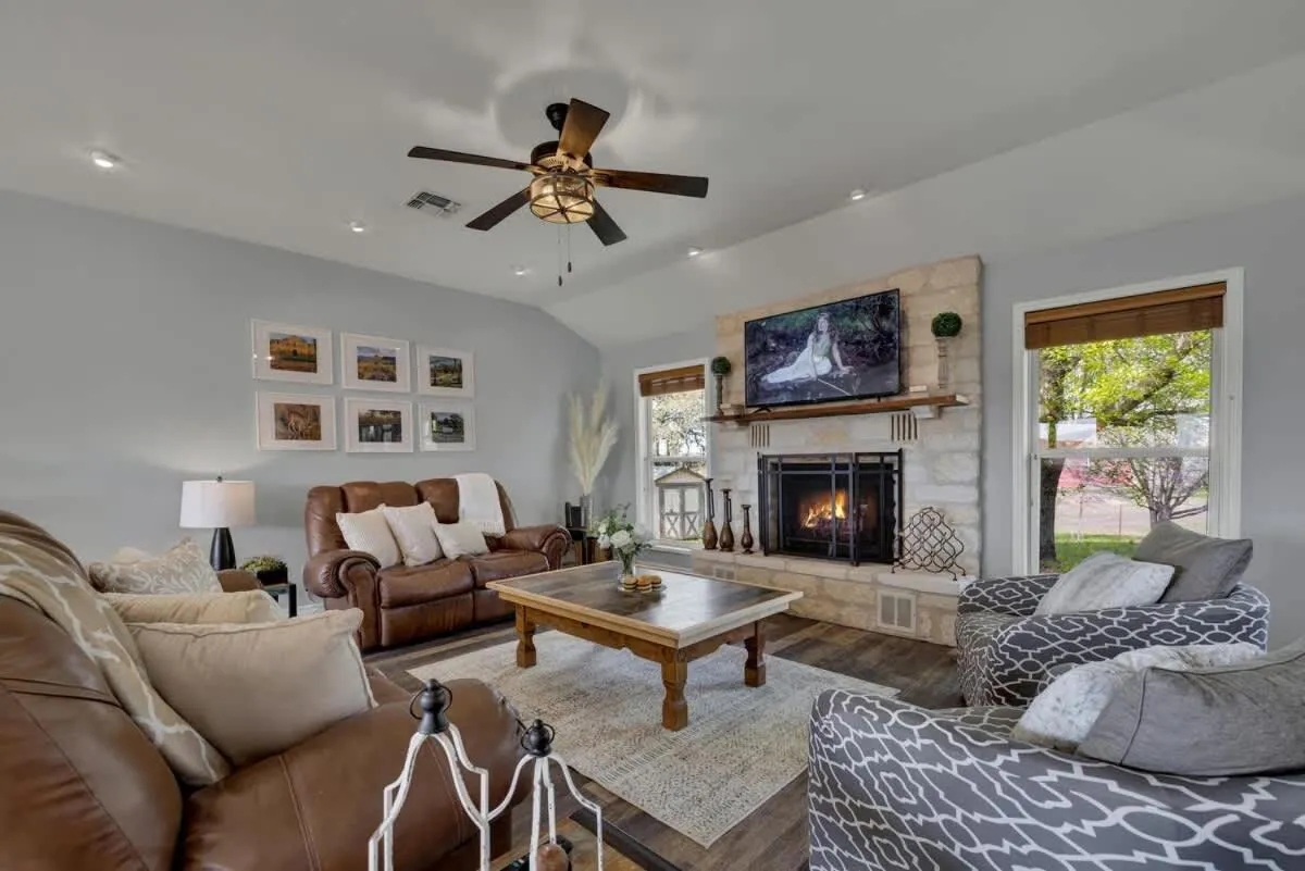 Living room in Starlight Meadows 3 mi to Downtown w/hot tub