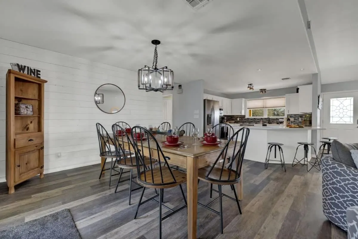 Dining area in Starlight Meadows 3 mi to Downtown w/hot tub