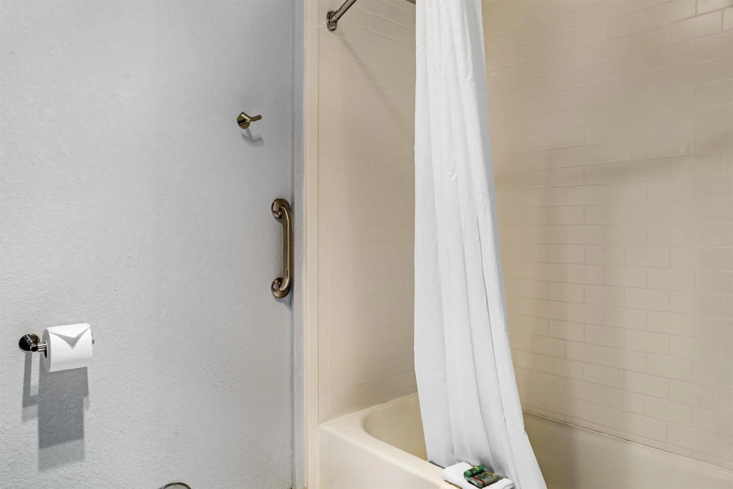 Bathroom in Best Western Lakewinds