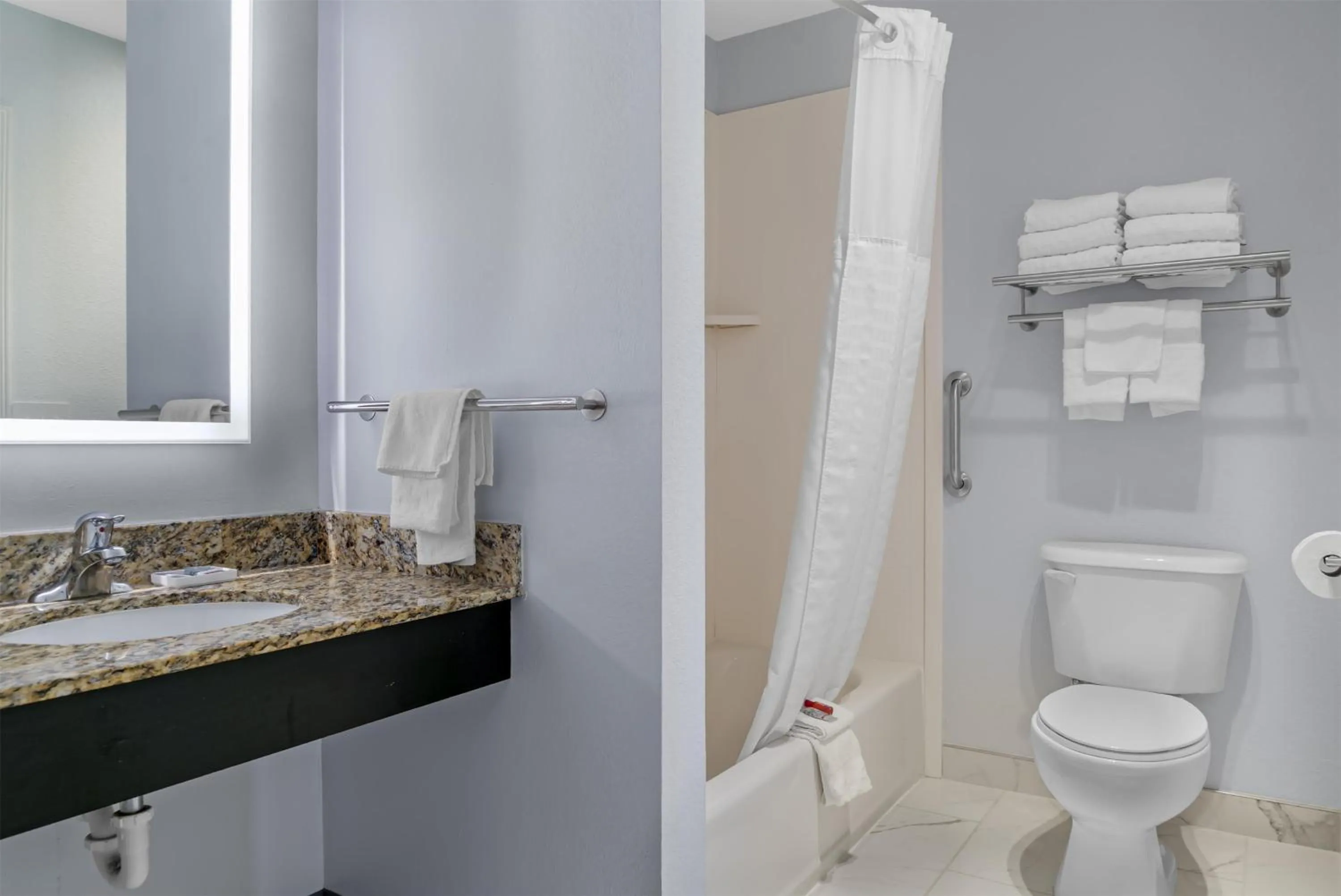 Bathroom in Best Western Lakewinds