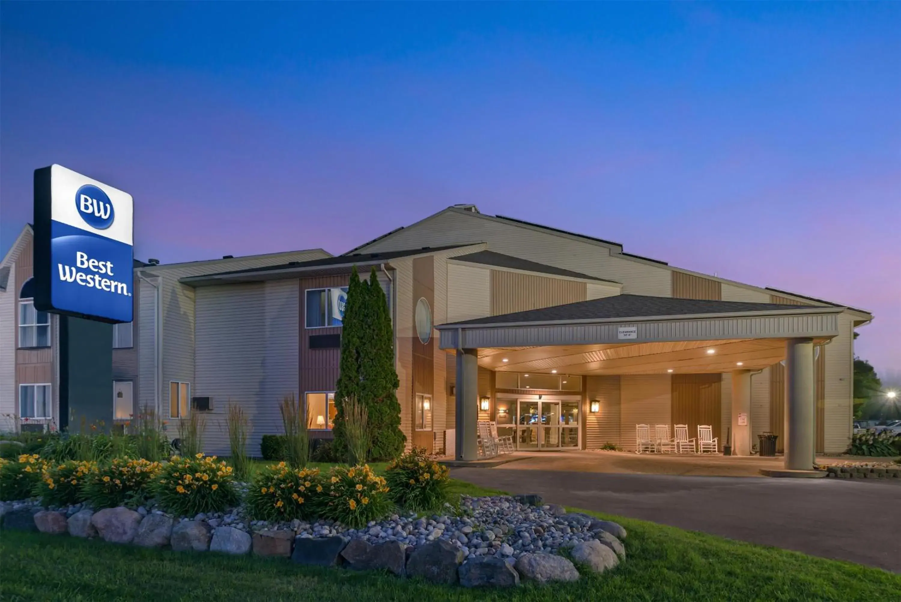 Property building in Best Western Lakewinds Property building in Best Western Lakewinds