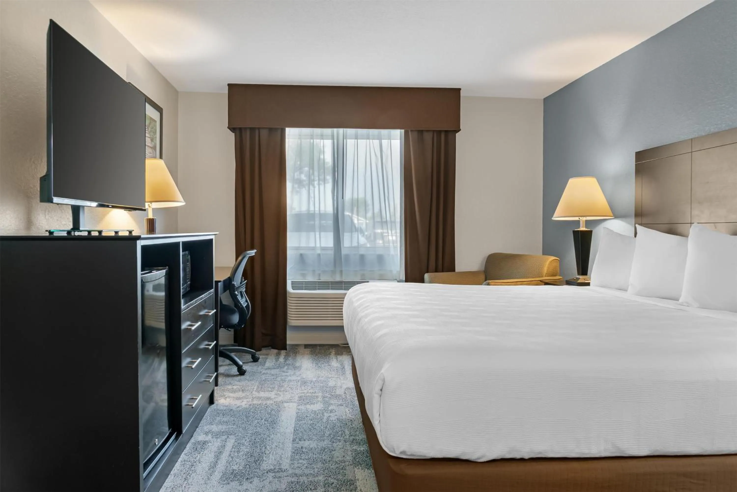 Bedroom, Bed in Best Western Lakewinds