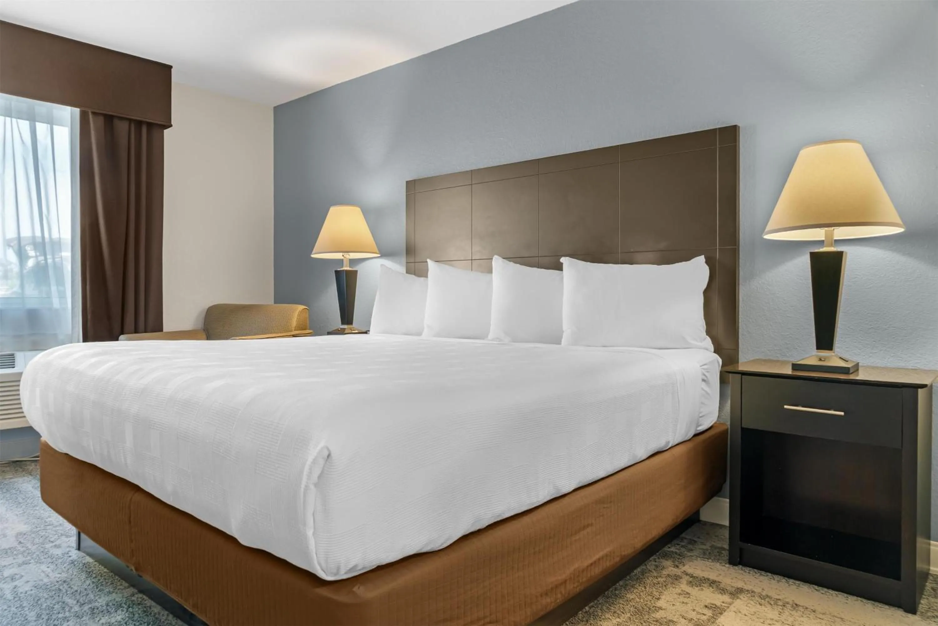 Bedroom, Bed in Best Western Lakewinds