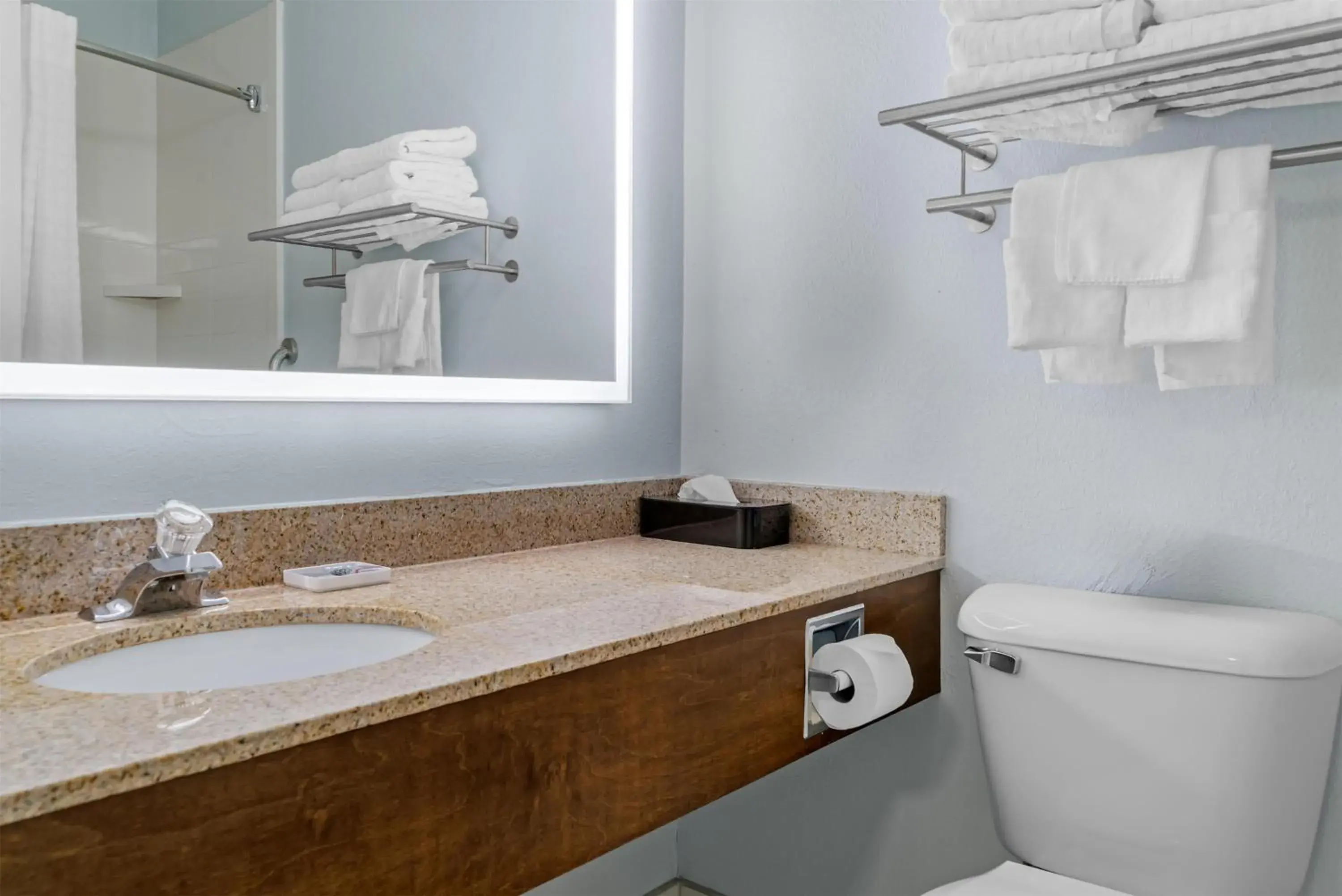 Bathroom in Best Western Lakewinds Bathroom in Best Western Lakewinds