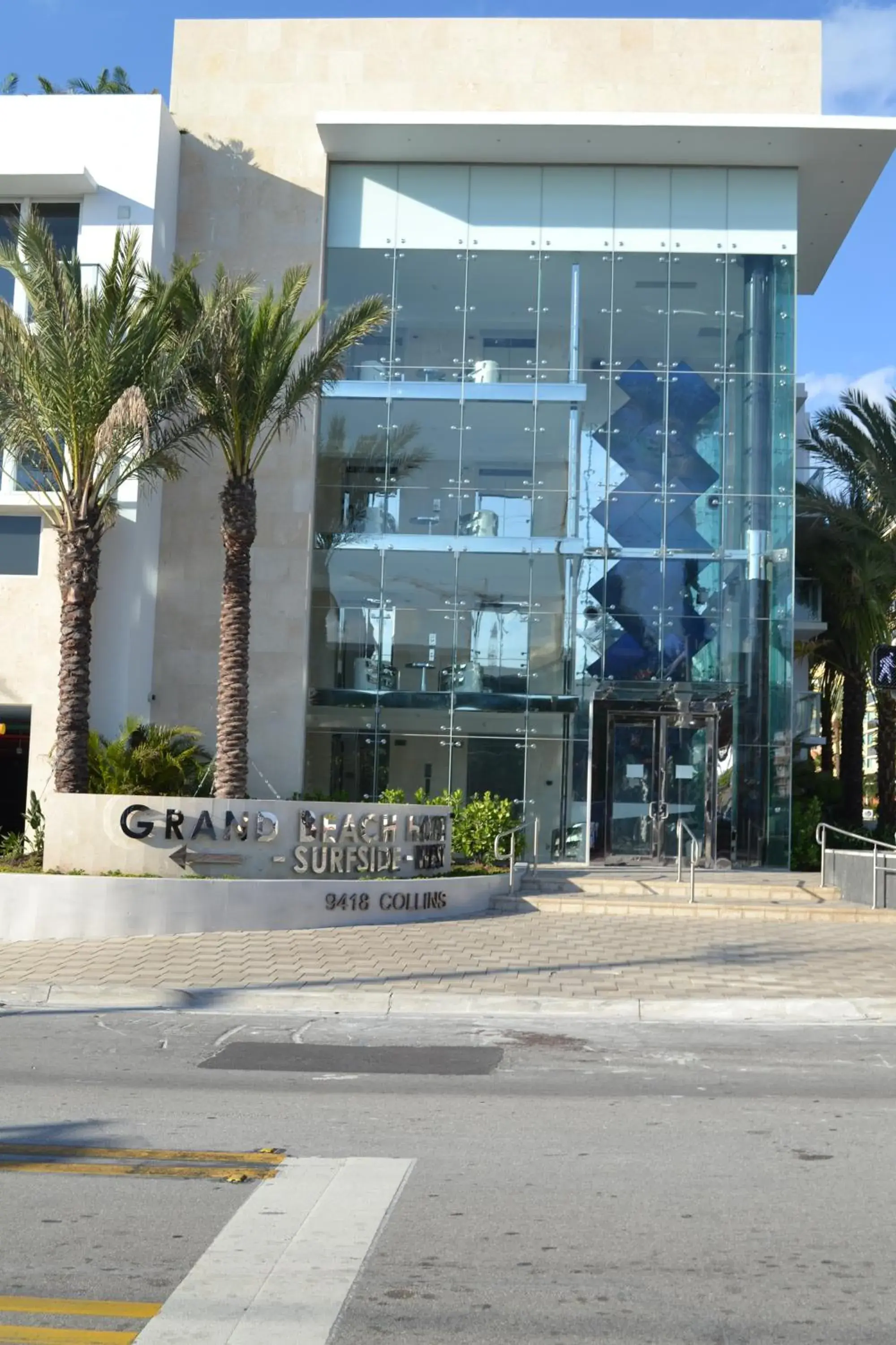 Facade/entrance in Grand Beach Hotel Surfside West Facade/entrance in Grand Beach Hotel Surfside West