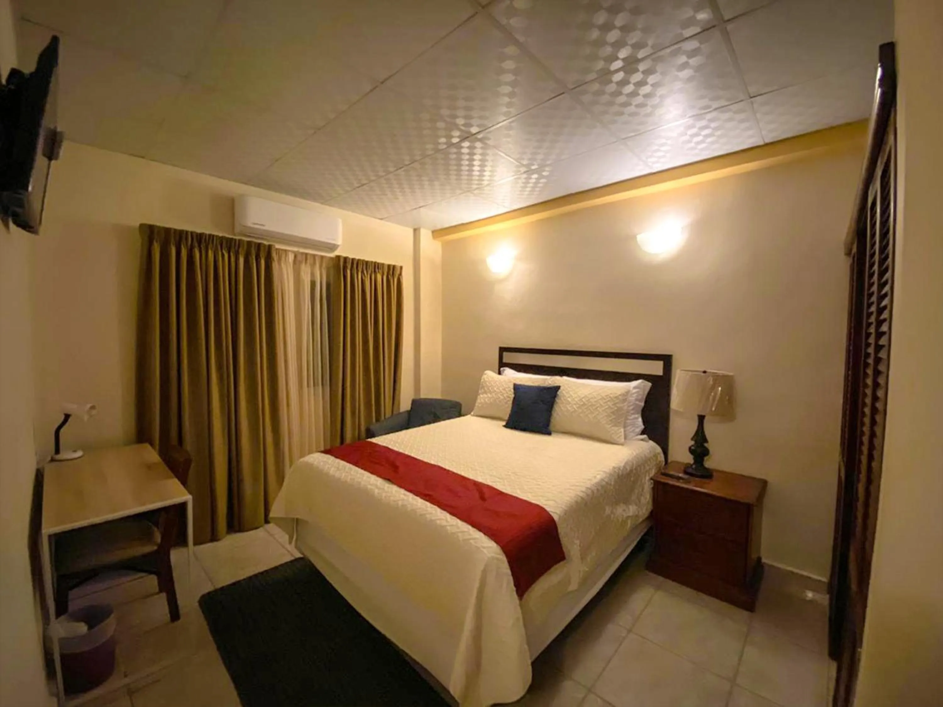 Photo of the whole room, Bed in Real Guanacaste