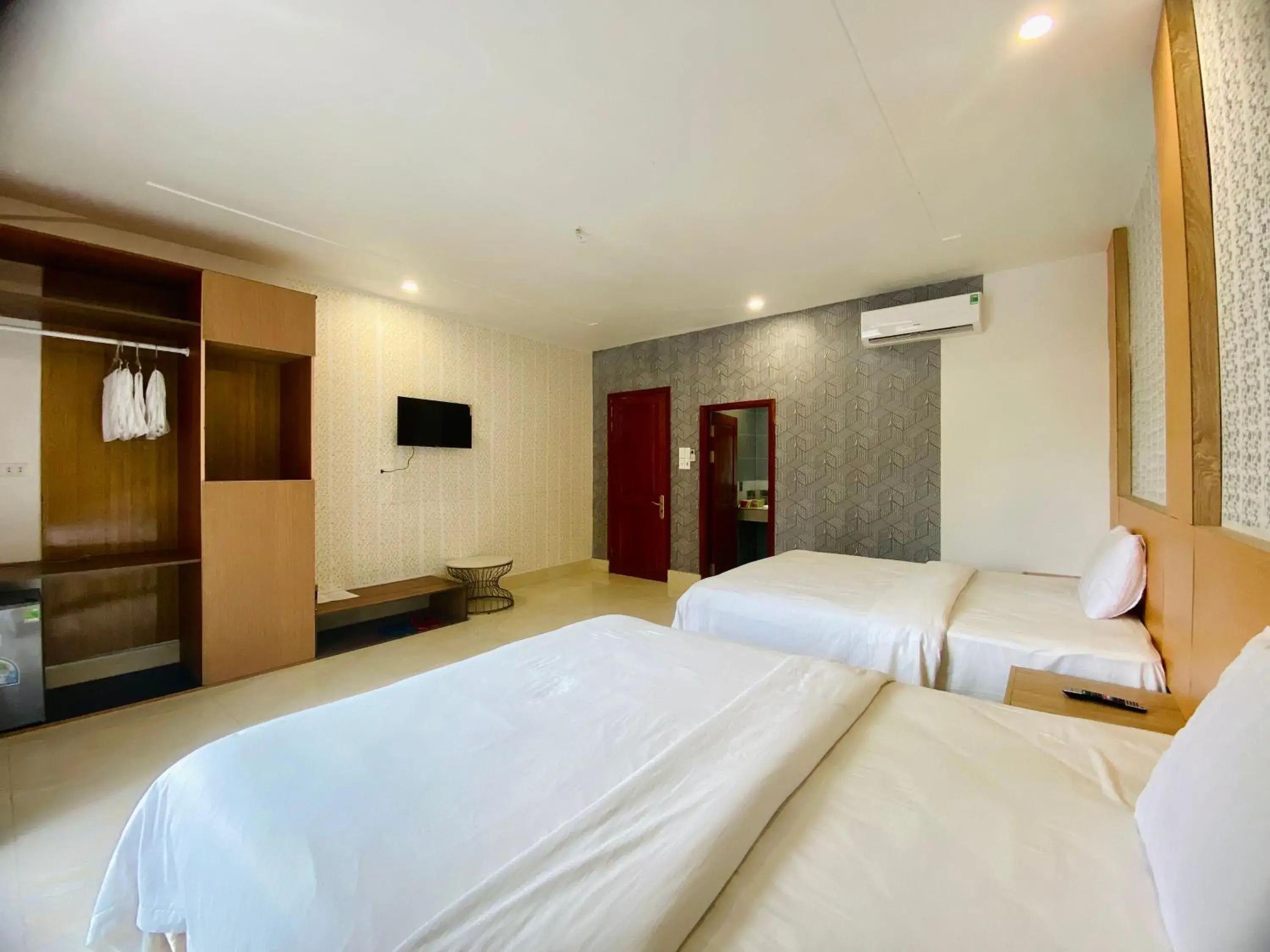 Family Room with Balcony in Sunny 1 Hometel Vinh Long Family Room with Balcony in Sunny 1 Hometel Vinh Long