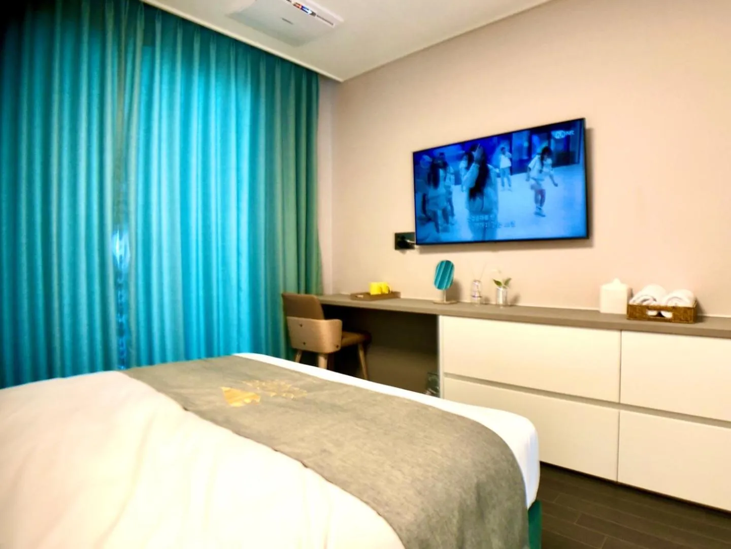 Photo of the whole room, Bed in Golden Planet Hotel-Pyeongtaek Godeck