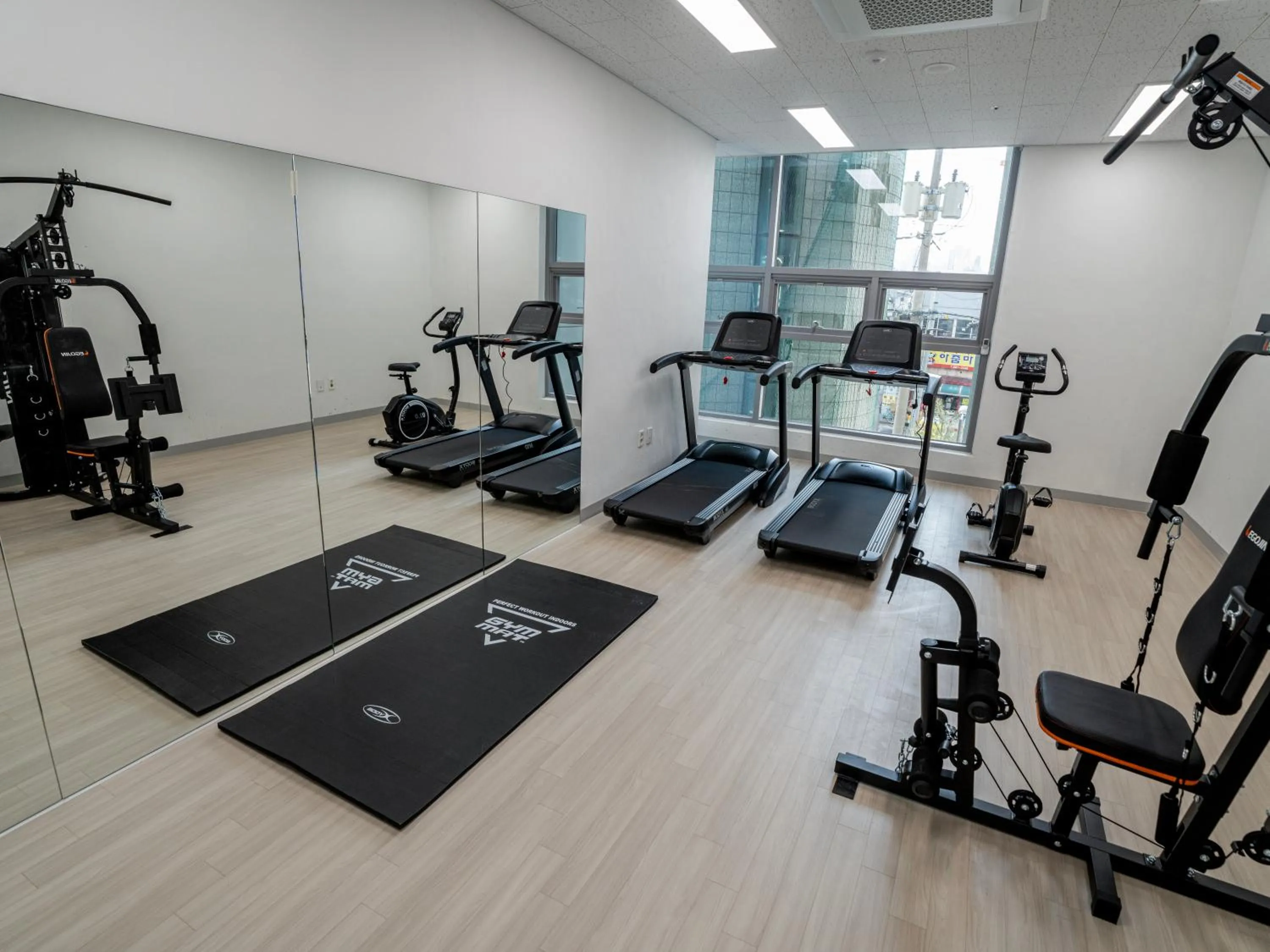 Fitness centre/facilities in Golden Planet Hotel-Pyeongtaek Godeck