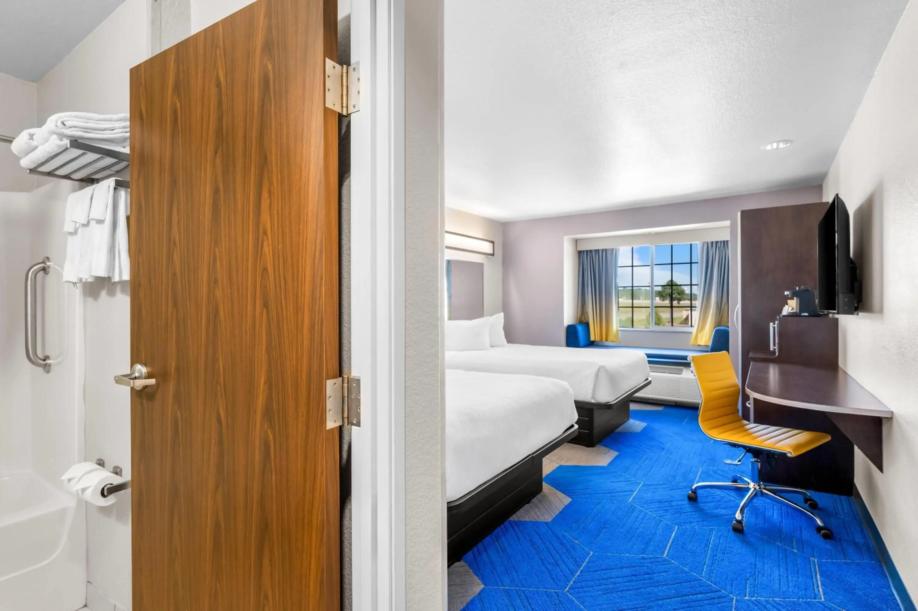 Photo of the whole room, Bed in Microtel Inn & Suites By Wyndham Conway