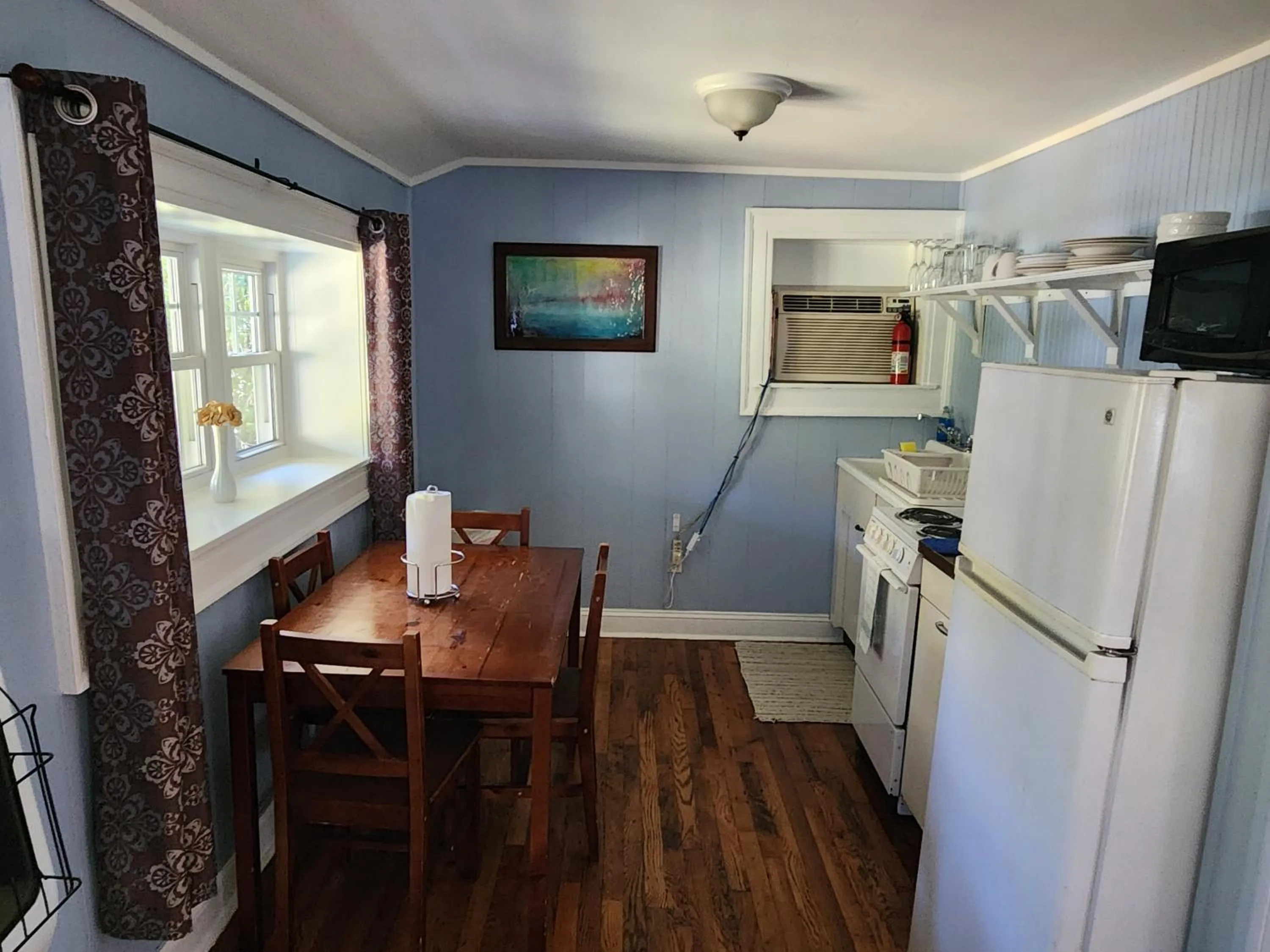 Dining area in The Pines Cottages