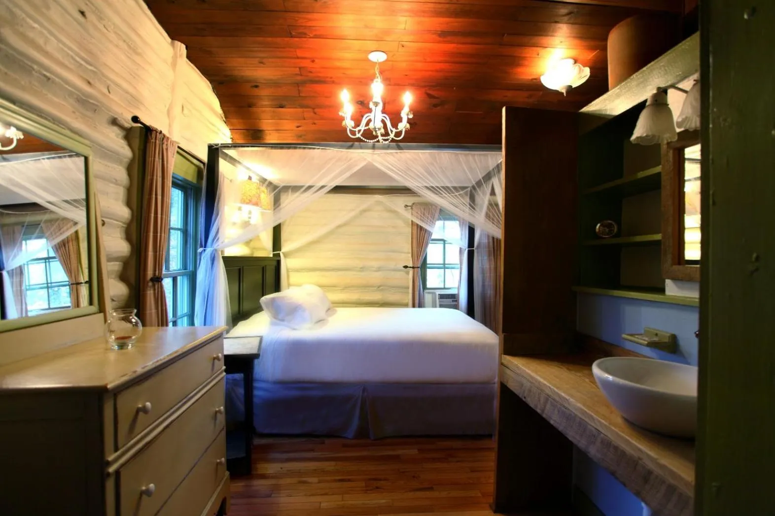 Photo of the whole room, Bed in The Pines Cottages