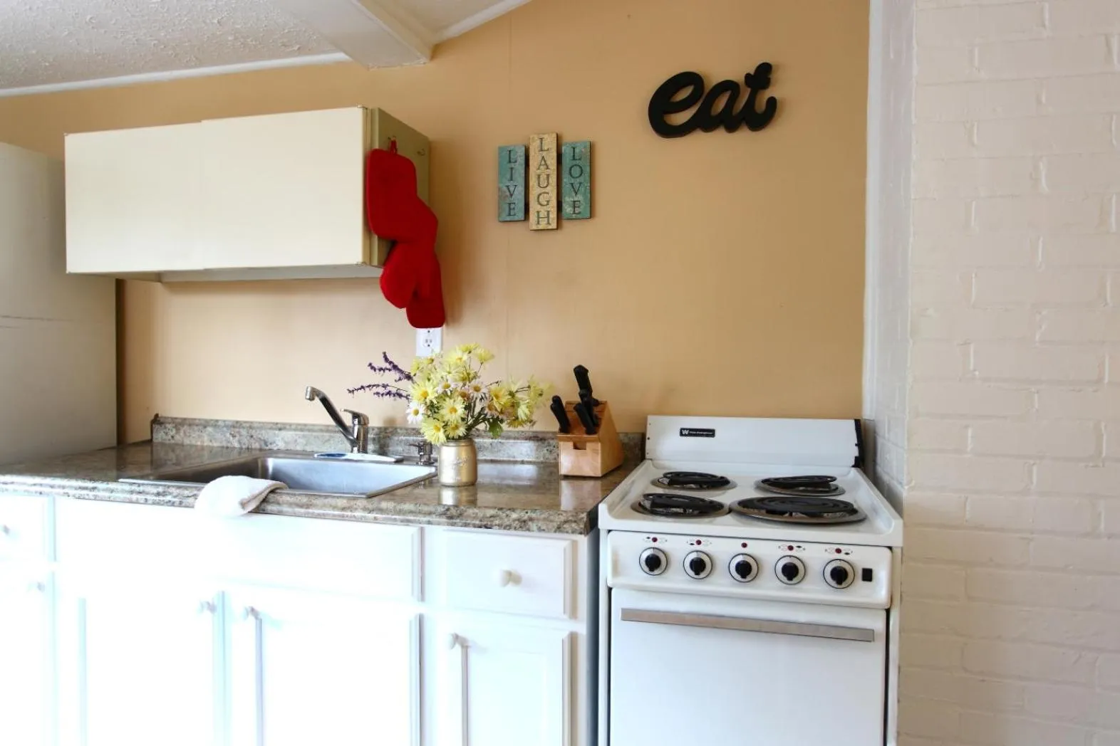Kitchen or kitchenette in The Pines Cottages