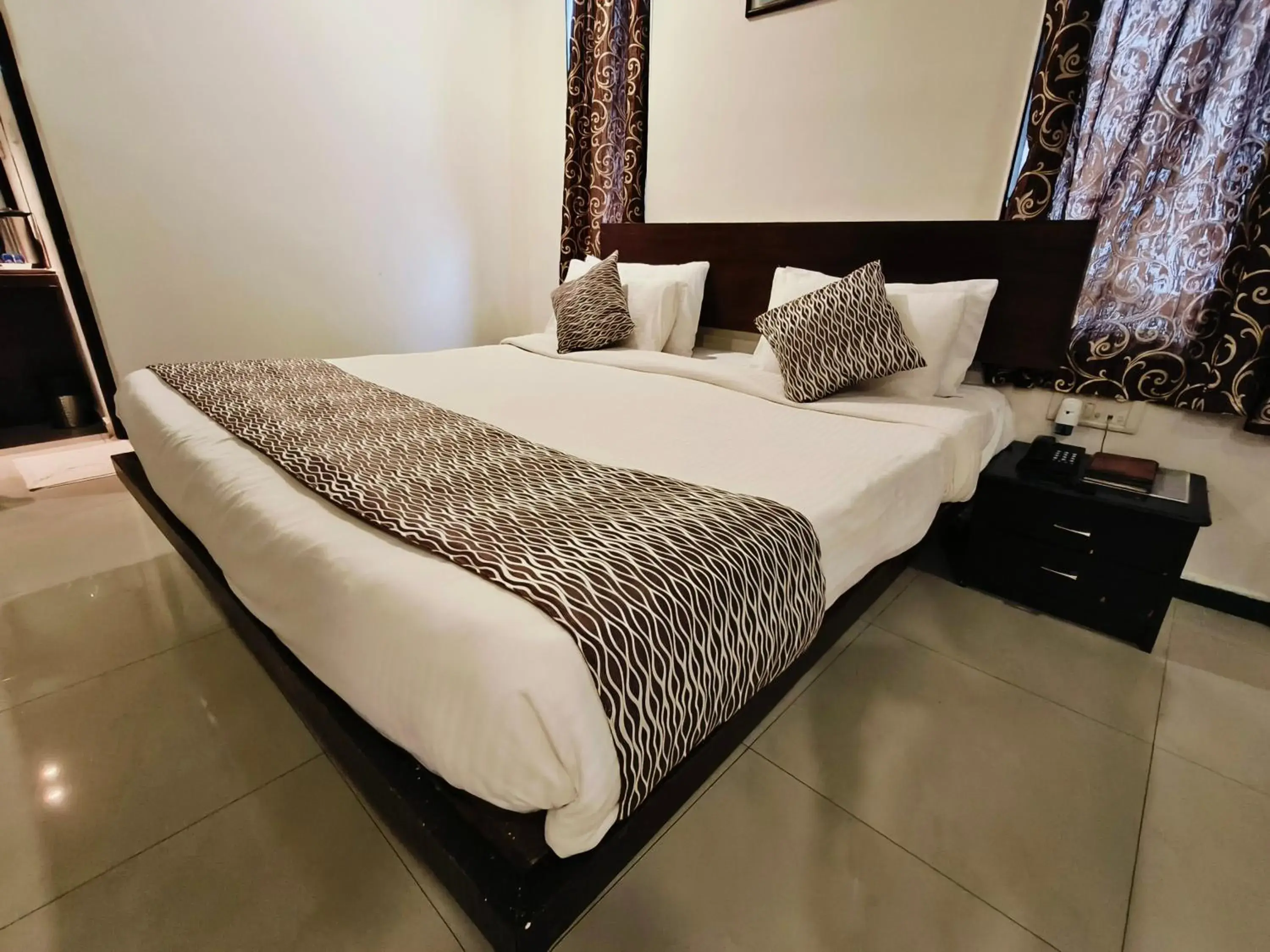 Bedroom, Bed in Hotel Heritage 2001, Nagpur Bedroom, Bed in Hotel Heritage 2001, Nagpur