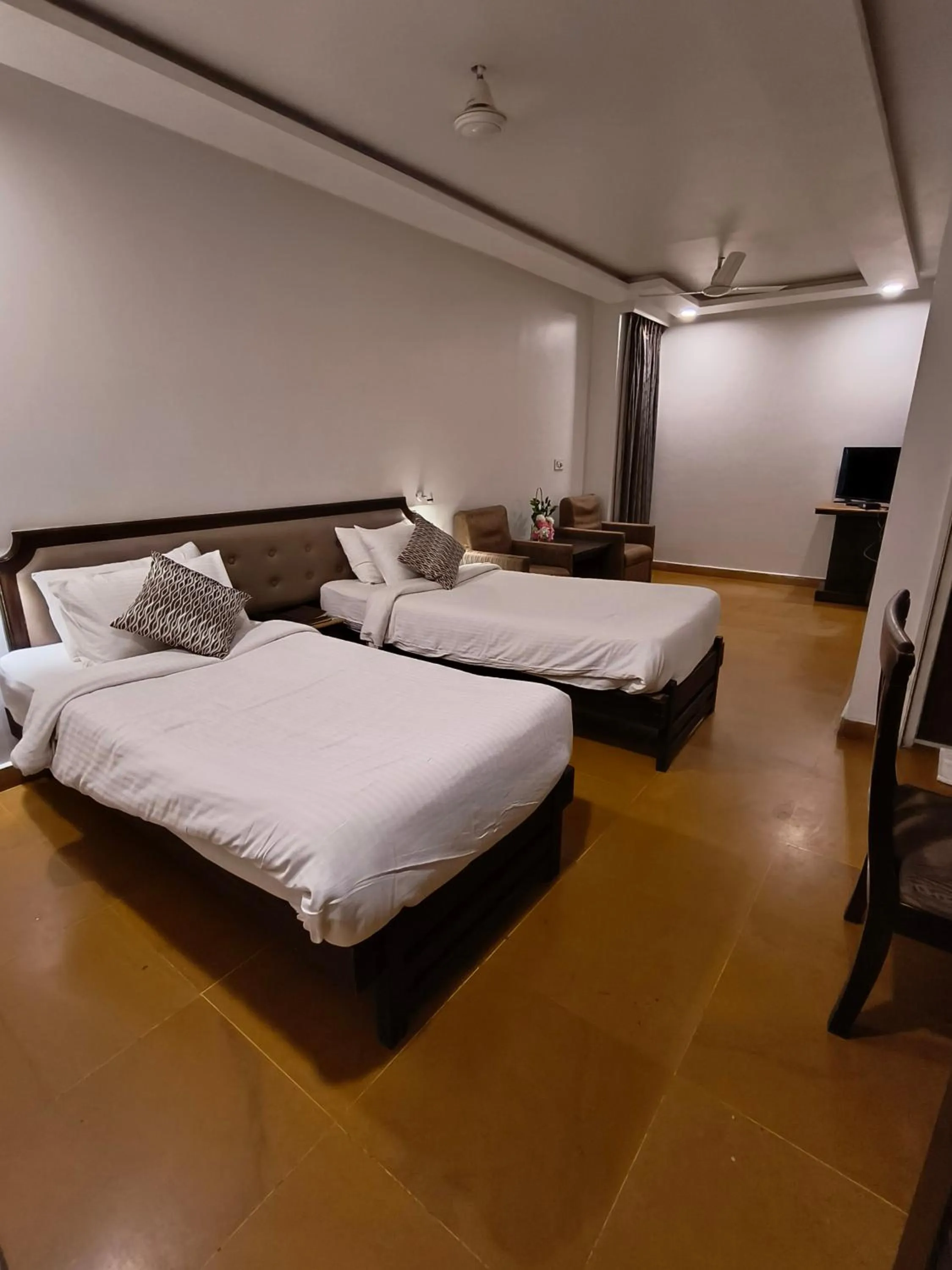 Bedroom, Bed in Hotel Heritage 2001, Nagpur