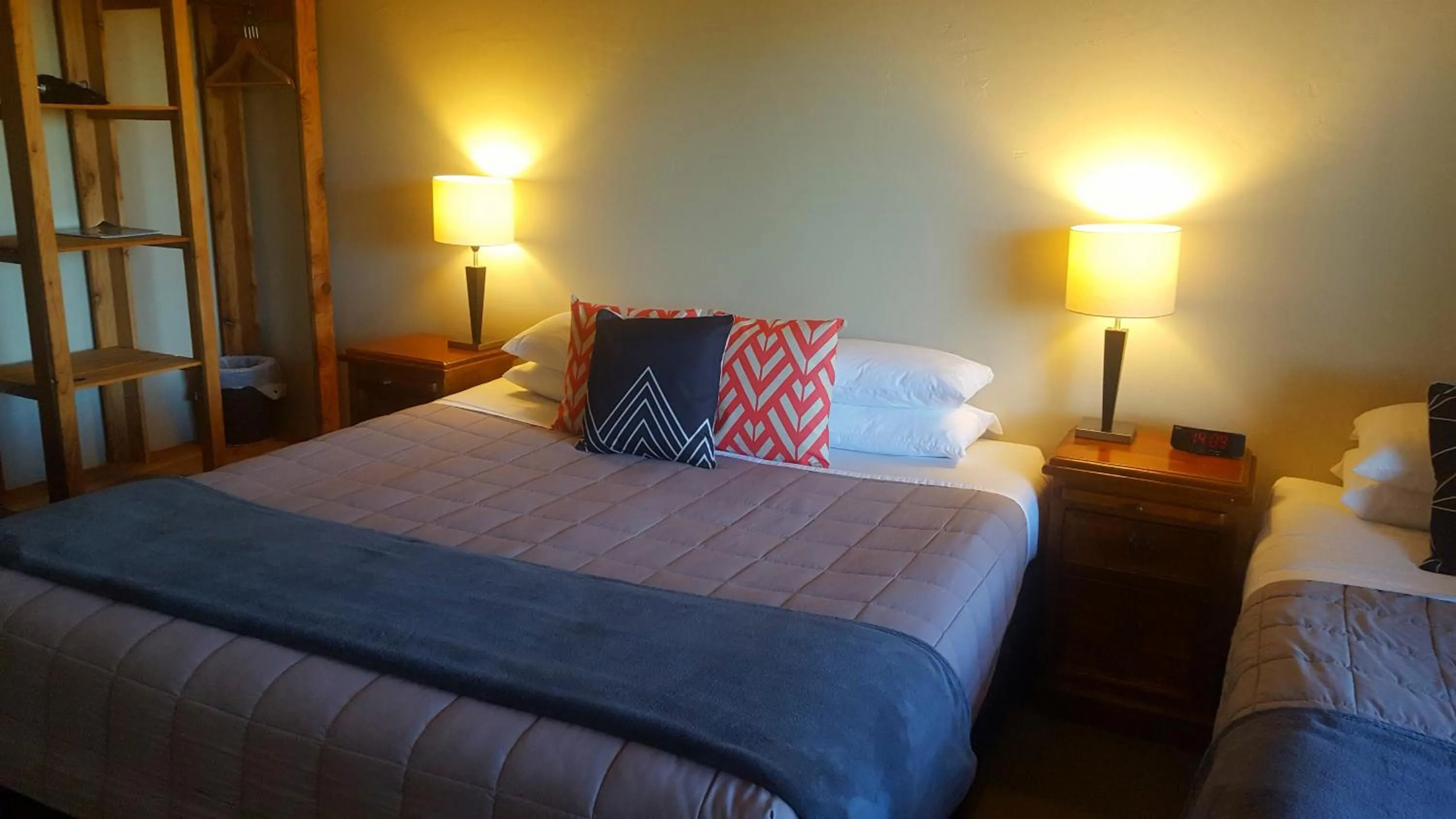 Photo of the whole room, Bed in Ski Time